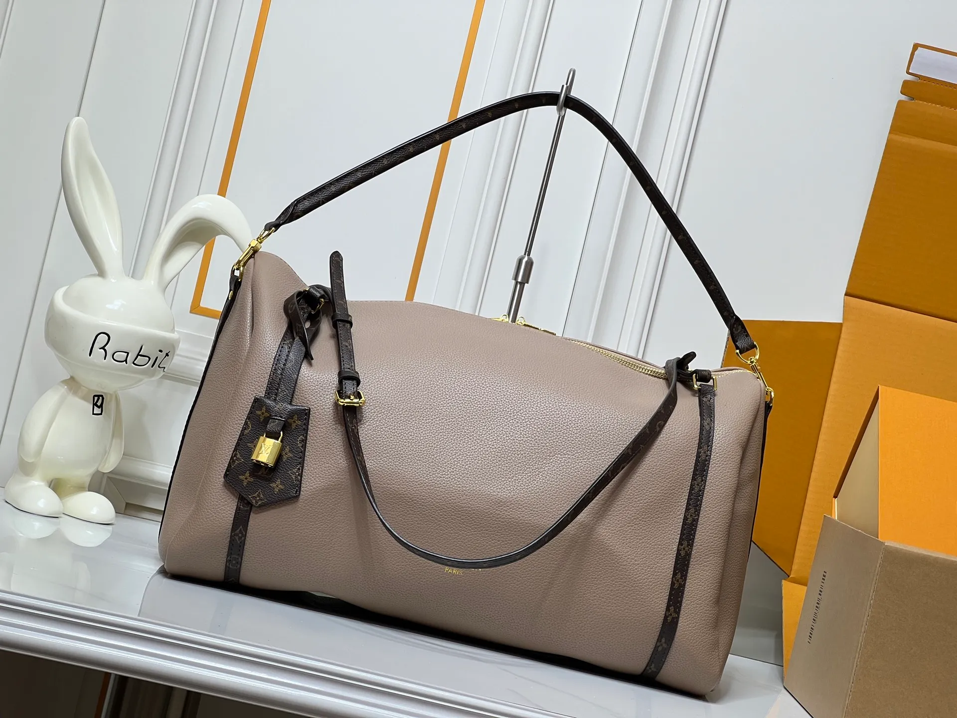 Batch 300💰Upgraded original M26037 M26451 M26359 M26397 M26358 M26039 M26905 M26360 M13668 M13667 This large Express Travel handbag injects a gentle atmosphere into the classic Keepall handbag, highlighting Nicolas Ghesquière's keen insight into the rhythm of urban travel. Made from fine-grained cowhide leather with Monogram canvas elements, the soft construction offers plenty of space, and the adjustable handle and removable rolled-leather handle allow for flexible carrying. Dimensions: 45 x 20 x 27 (cm) ((length x height x width)