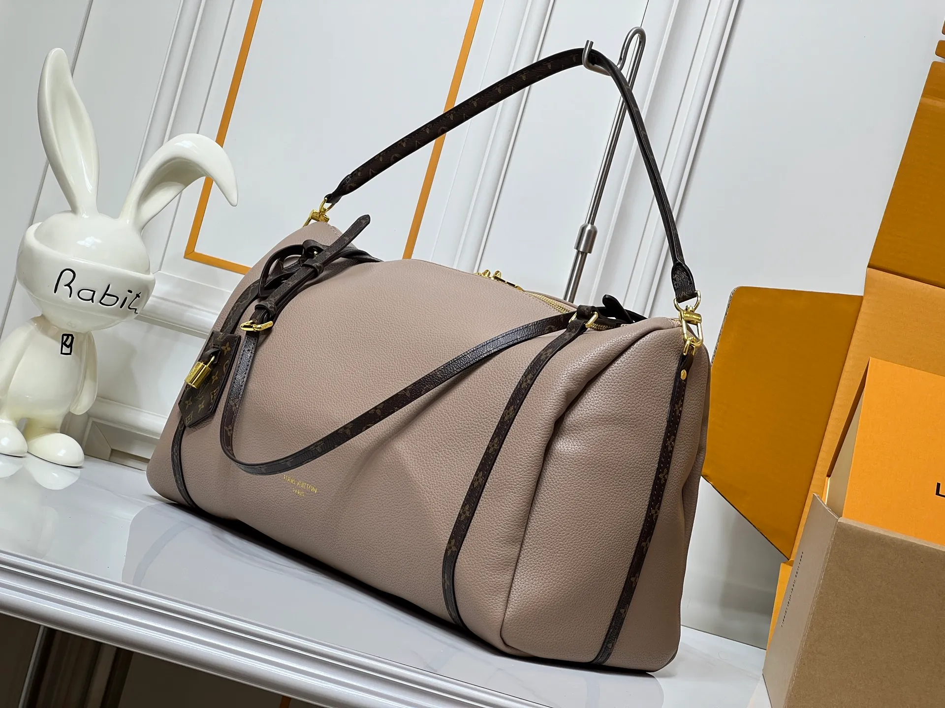 Batch 300💰Upgraded original M26037 M26451 M26359 M26397 M26358 M26039 M26905 M26360 M13668 M13667 This large Express Travel handbag injects a gentle atmosphere into the classic Keepall handbag, highlighting Nicolas Ghesquière's keen insight into the rhythm of urban travel. Made from fine-grained cowhide leather with Monogram canvas elements, the soft construction offers plenty of space, and the adjustable handle and removable rolled-leather handle allow for flexible carrying. Dimensions: 45 x 20 x 27 (cm) ((length x height x width)
