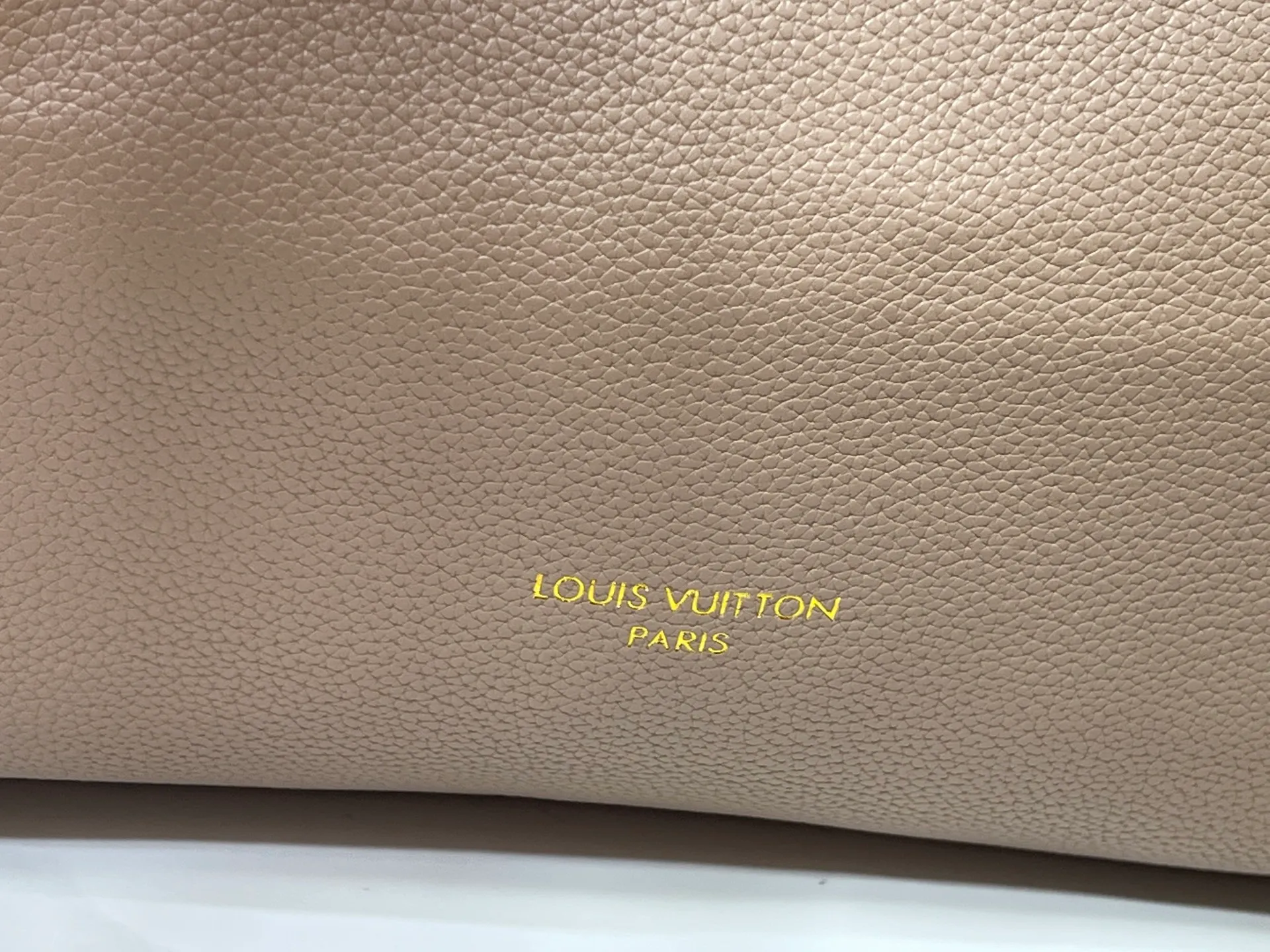 Batch 300💰Upgraded original M26037 M26451 M26359 M26397 M26358 M26039 M26905 M26360 M13668 M13667 This large Express Travel handbag injects a gentle atmosphere into the classic Keepall handbag, highlighting Nicolas Ghesquière's keen insight into the rhythm of urban travel. Made from fine-grained cowhide leather with Monogram canvas elements, the soft construction offers plenty of space, and the adjustable handle and removable rolled-leather handle allow for flexible carrying. Dimensions: 45 x 20 x 27 (cm) ((length x height x width)