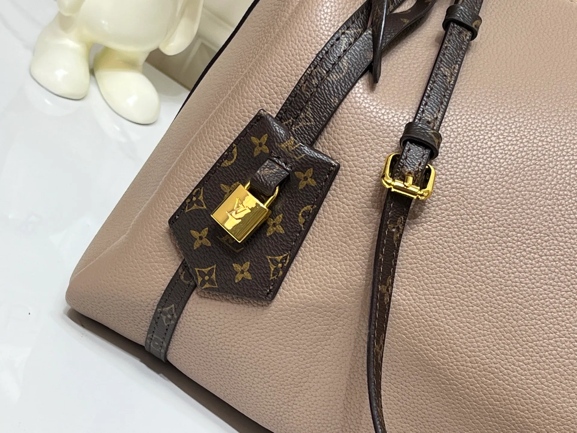 Batch 300💰Upgraded original M26037 M26451 M26359 M26397 M26358 M26039 M26905 M26360 M13668 M13667 This large Express Travel handbag injects a gentle atmosphere into the classic Keepall handbag, highlighting Nicolas Ghesquière's keen insight into the rhythm of urban travel. Made from fine-grained cowhide leather with Monogram canvas elements, the soft construction offers plenty of space, and the adjustable handle and removable rolled-leather handle allow for flexible carrying. Dimensions: 45 x 20 x 27 (cm) ((length x height x width)