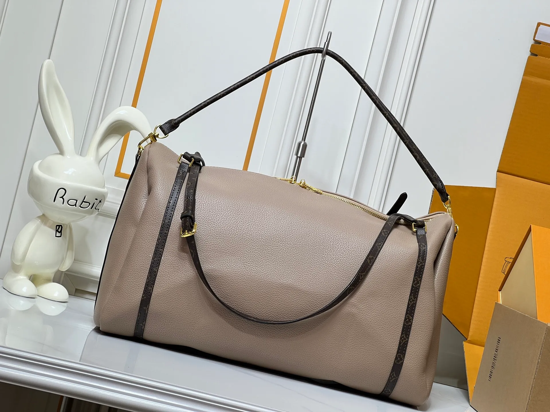 Batch 300💰Upgraded original M26037 M26451 M26359 M26397 M26358 M26039 M26905 M26360 M13668 M13667 This large Express Travel handbag injects a gentle atmosphere into the classic Keepall handbag, highlighting Nicolas Ghesquière's keen insight into the rhythm of urban travel. Made from fine-grained cowhide leather with Monogram canvas elements, the soft construction offers plenty of space, and the adjustable handle and removable rolled-leather handle allow for flexible carrying. Dimensions: 45 x 20 x 27 (cm) ((length x height x width)