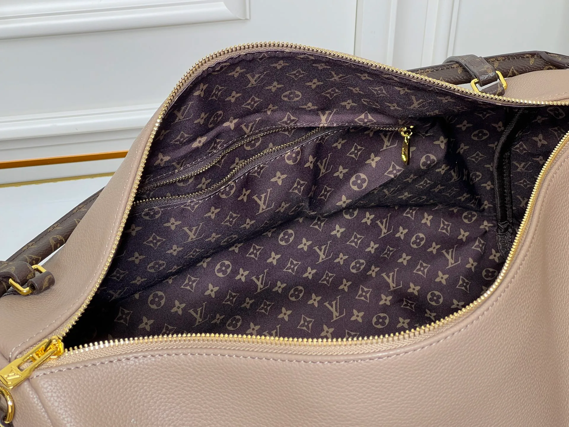 Batch 300💰Upgraded original M26037 M26451 M26359 M26397 M26358 M26039 M26905 M26360 M13668 M13667 This large Express Travel handbag injects a gentle atmosphere into the classic Keepall handbag, highlighting Nicolas Ghesquière's keen insight into the rhythm of urban travel. Made from fine-grained cowhide leather with Monogram canvas elements, the soft construction offers plenty of space, and the adjustable handle and removable rolled-leather handle allow for flexible carrying. Dimensions: 45 x 20 x 27 (cm) ((length x height x width)