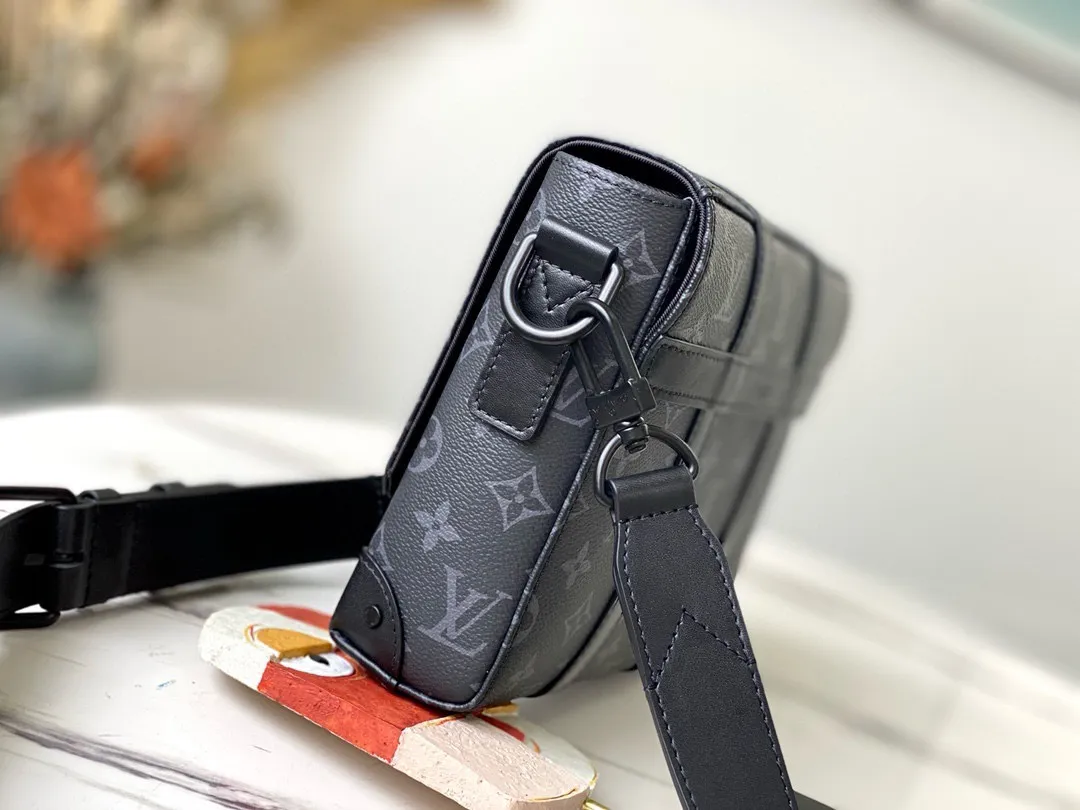 💰880 Top Original Order M45727 This compact rectangular trunk messenger bag is made of Monogram Eclipse canvas and continues the brand’s classic hard box elements such as matte black rivets and reinforced black leather corners. Removable and adjustable strap for comfortable carrying. Dimensions: 24 x 18 x 5.5 cm