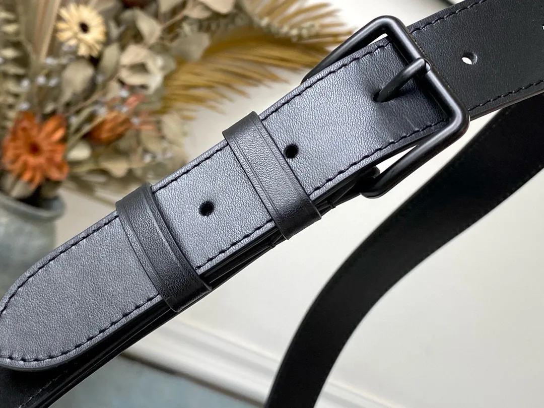 💰880 Top Original Order M45727 This compact rectangular trunk messenger bag is made of Monogram Eclipse canvas and continues the brand’s classic hard box elements such as matte black rivets and reinforced black leather corners. Removable and adjustable strap for comfortable carrying. Dimensions: 24 x 18 x 5.5 cm