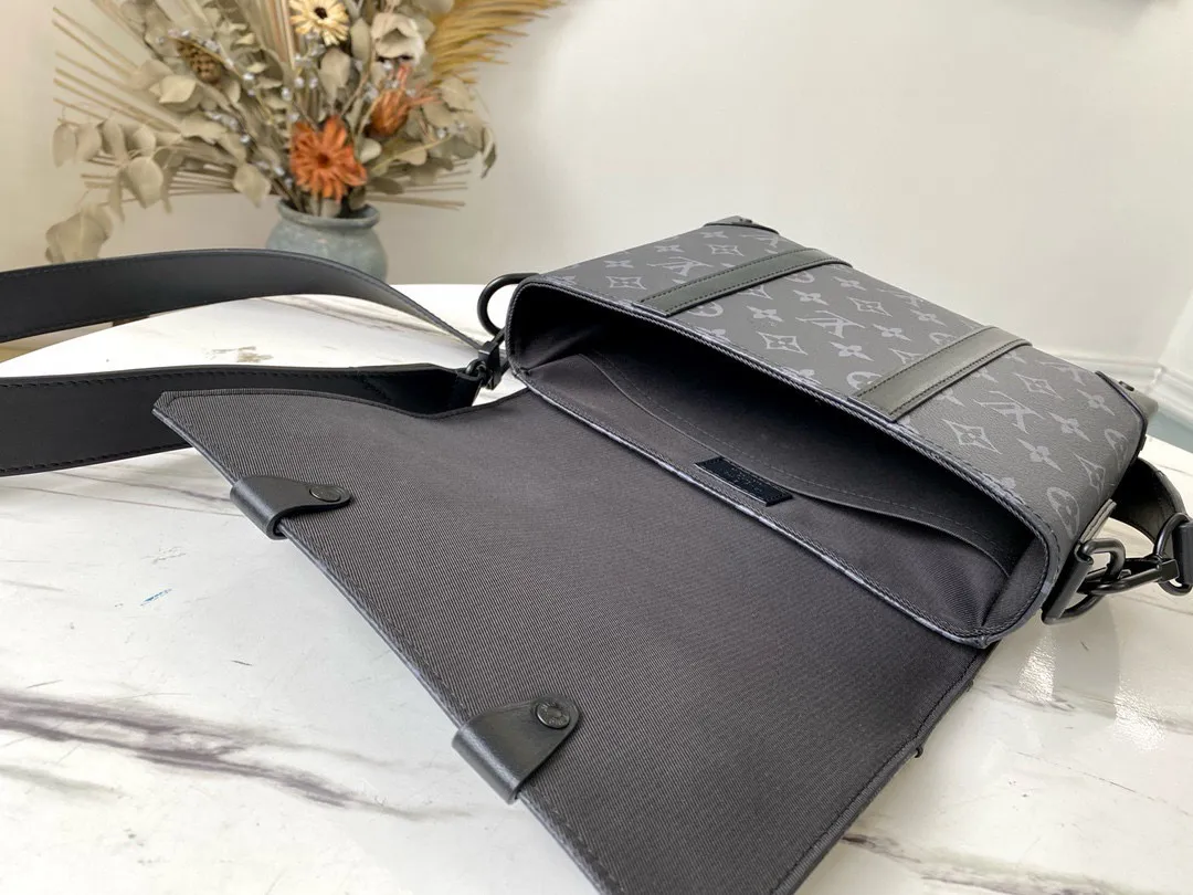 💰880 Top Original Order M45727 This compact rectangular trunk messenger bag is made of Monogram Eclipse canvas and continues the brand’s classic hard box elements such as matte black rivets and reinforced black leather corners. Removable and adjustable strap for comfortable carrying. Dimensions: 24 x 18 x 5.5 cm