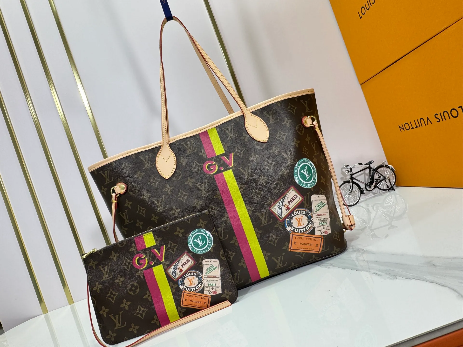 P260 Upgraded original M13758 M14210 M45686 M46649 M58907 M13675 M40995 This Neverfull medium handbag uses embossing and printing processes to depict the Monogram pattern on the cow leather. Tighten the side straps and the tote instantly transforms into an elegant urban handbag; the long handle makes it easy to carry over the shoulder or elbow. 31.0 x 28.0 x 14.0 cm (length x height x width)