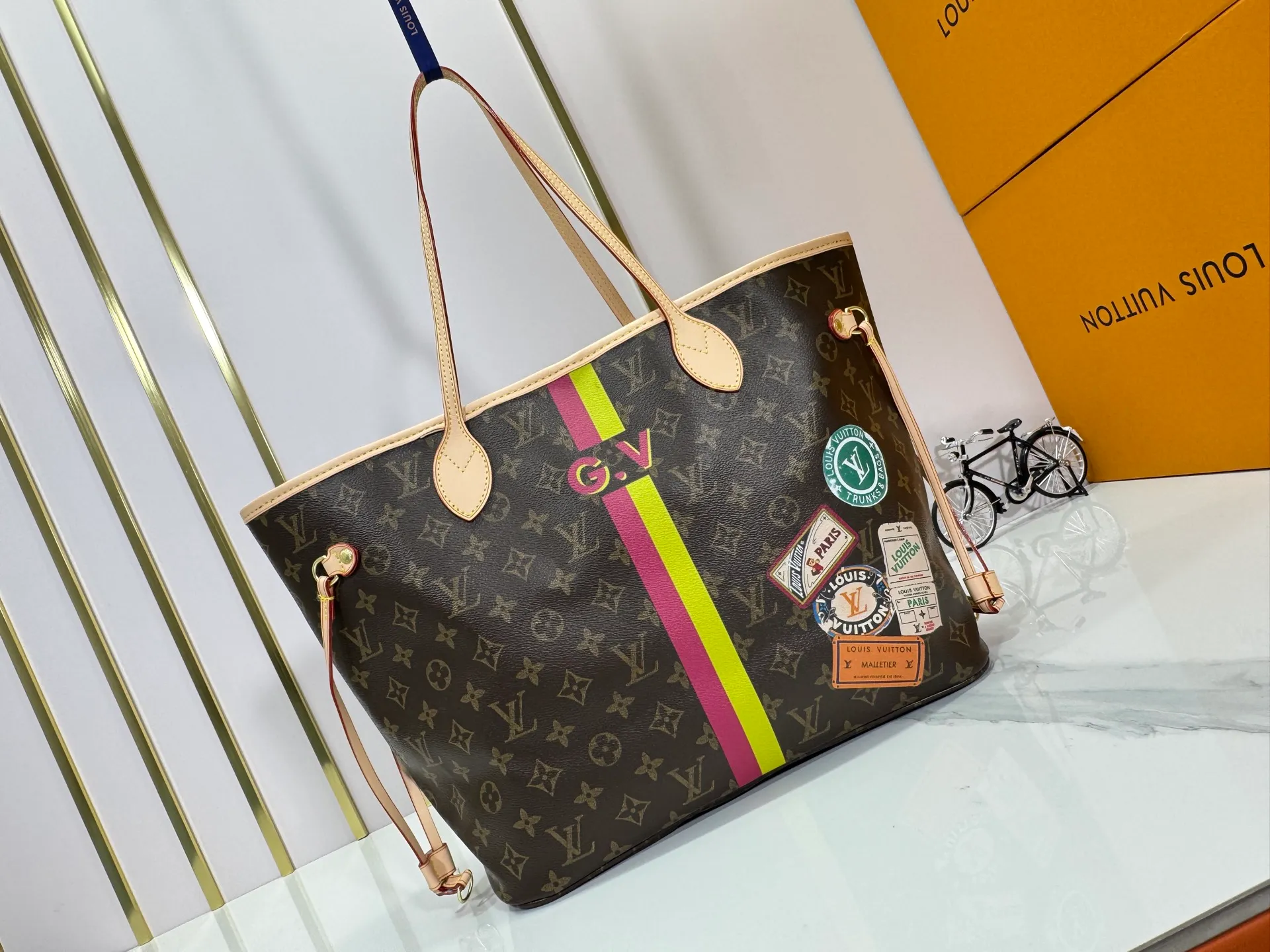P260 Upgraded original M13758 M14210 M45686 M46649 M58907 M13675 M40995 This Neverfull medium handbag uses embossing and printing processes to depict the Monogram pattern on the cow leather. Tighten the side straps and the tote instantly transforms into an elegant urban handbag; the long handle makes it easy to carry over the shoulder or elbow. 31.0 x 28.0 x 14.0 cm (length x height x width)