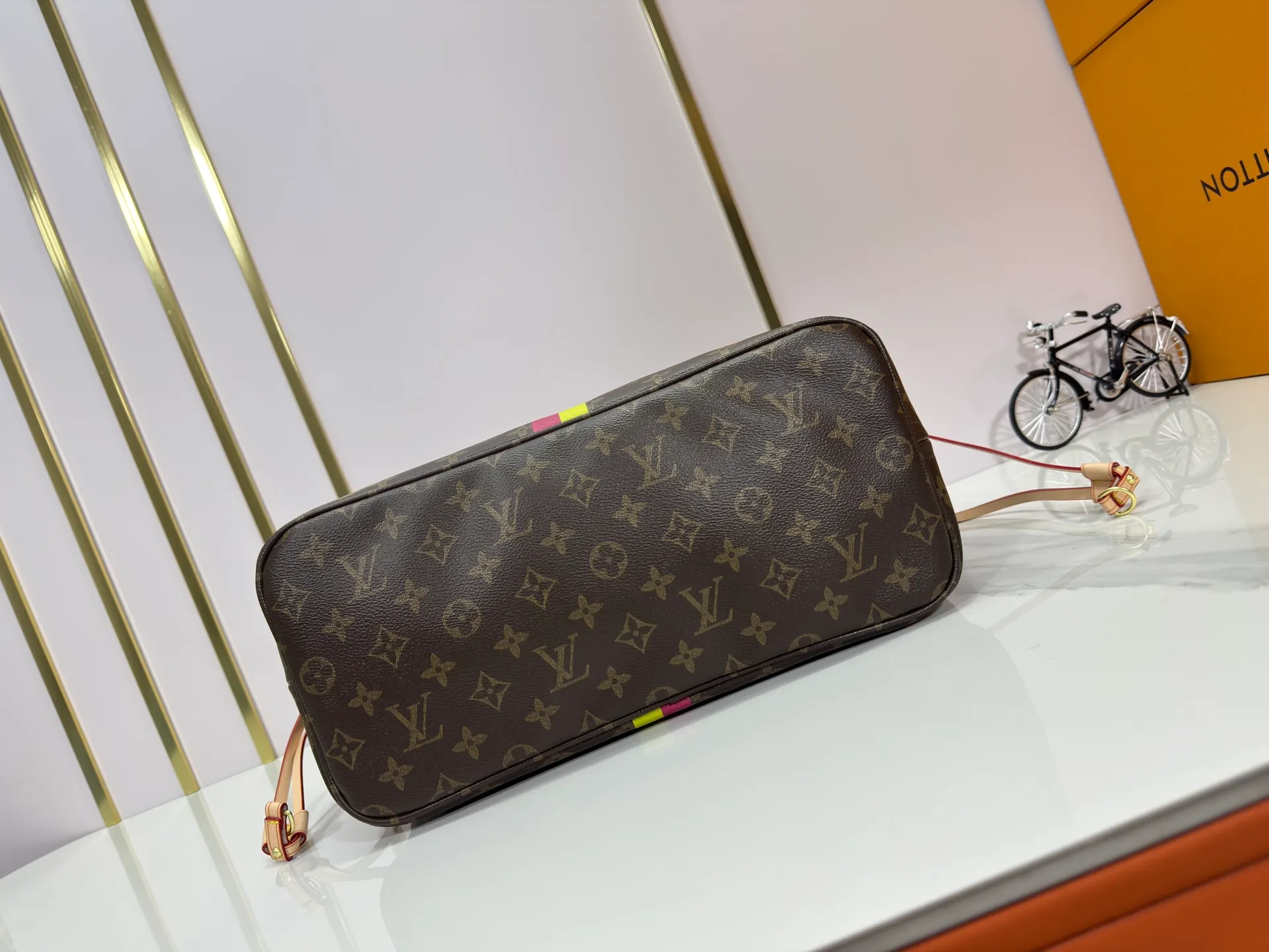 P260 Upgraded original M13758 M14210 M45686 M46649 M58907 M13675 M40995 This Neverfull medium handbag uses embossing and printing processes to depict the Monogram pattern on the cow leather. Tighten the side straps and the tote instantly transforms into an elegant urban handbag; the long handle makes it easy to carry over the shoulder or elbow. 31.0 x 28.0 x 14.0 cm (length x height x width)