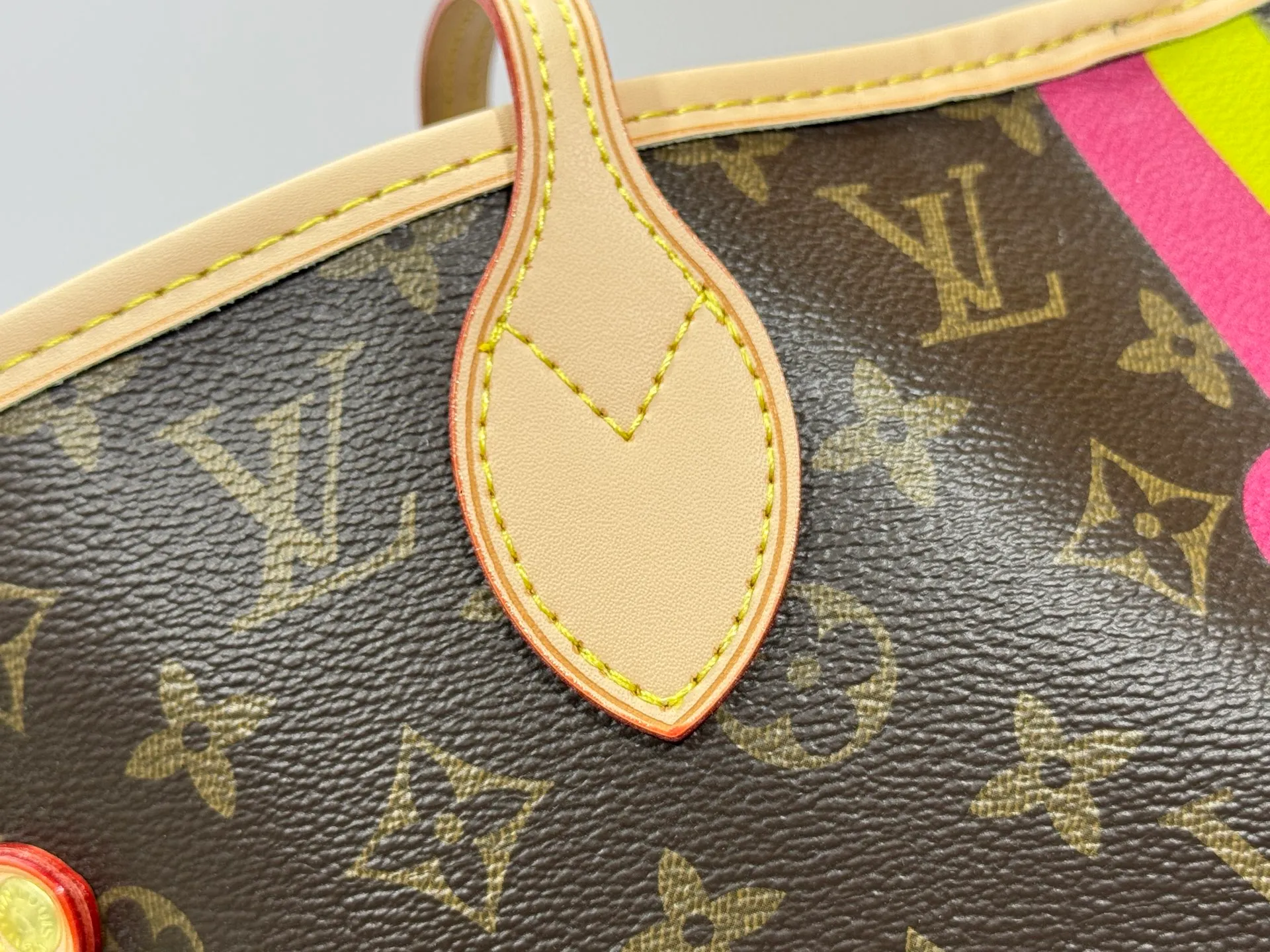 P260 Upgraded original M13758 M14210 M45686 M46649 M58907 M13675 M40995 This Neverfull medium handbag uses embossing and printing processes to depict the Monogram pattern on the cow leather. Tighten the side straps and the tote instantly transforms into an elegant urban handbag; the long handle makes it easy to carry over the shoulder or elbow. 31.0 x 28.0 x 14.0 cm (length x height x width)