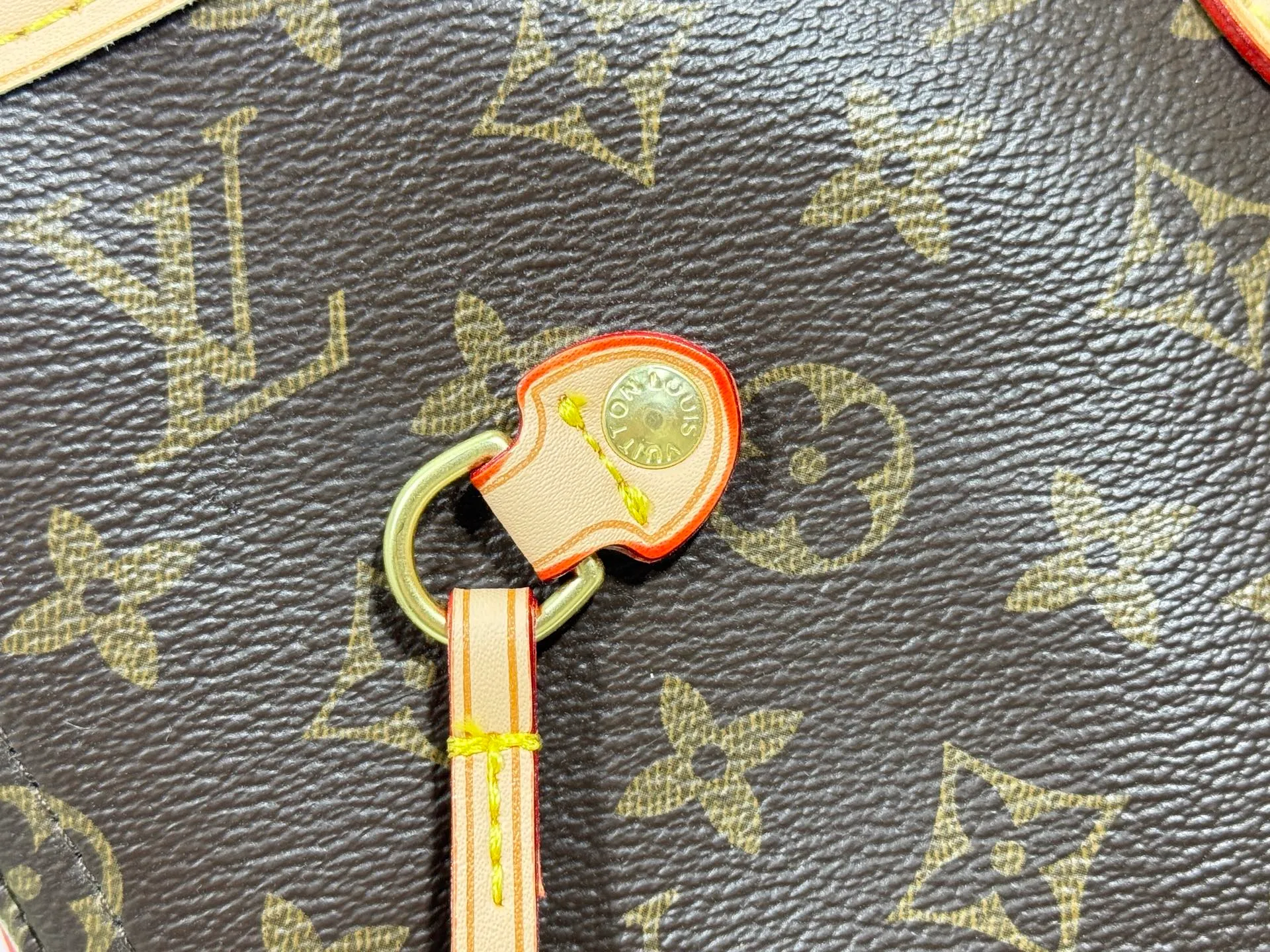 P260 Upgraded original M13758 M14210 M45686 M46649 M58907 M13675 M40995 This Neverfull medium handbag uses embossing and printing processes to depict the Monogram pattern on the cow leather. Tighten the side straps and the tote instantly transforms into an elegant urban handbag; the long handle makes it easy to carry over the shoulder or elbow. 31.0 x 28.0 x 14.0 cm (length x height x width)