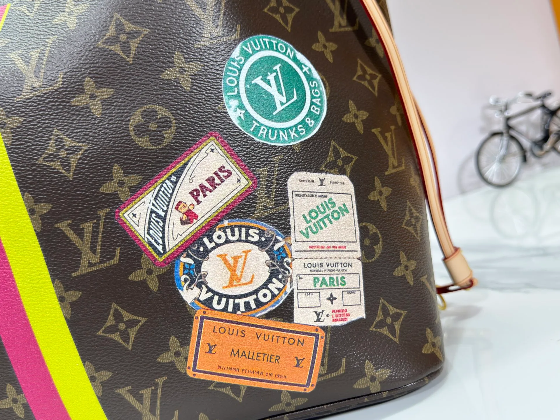 P260 Upgraded original M13758 M14210 M45686 M46649 M58907 M13675 M40995 This Neverfull medium handbag uses embossing and printing processes to depict the Monogram pattern on the cow leather. Tighten the side straps and the tote instantly transforms into an elegant urban handbag; the long handle makes it easy to carry over the shoulder or elbow. 31.0 x 28.0 x 14.0 cm (length x height x width)