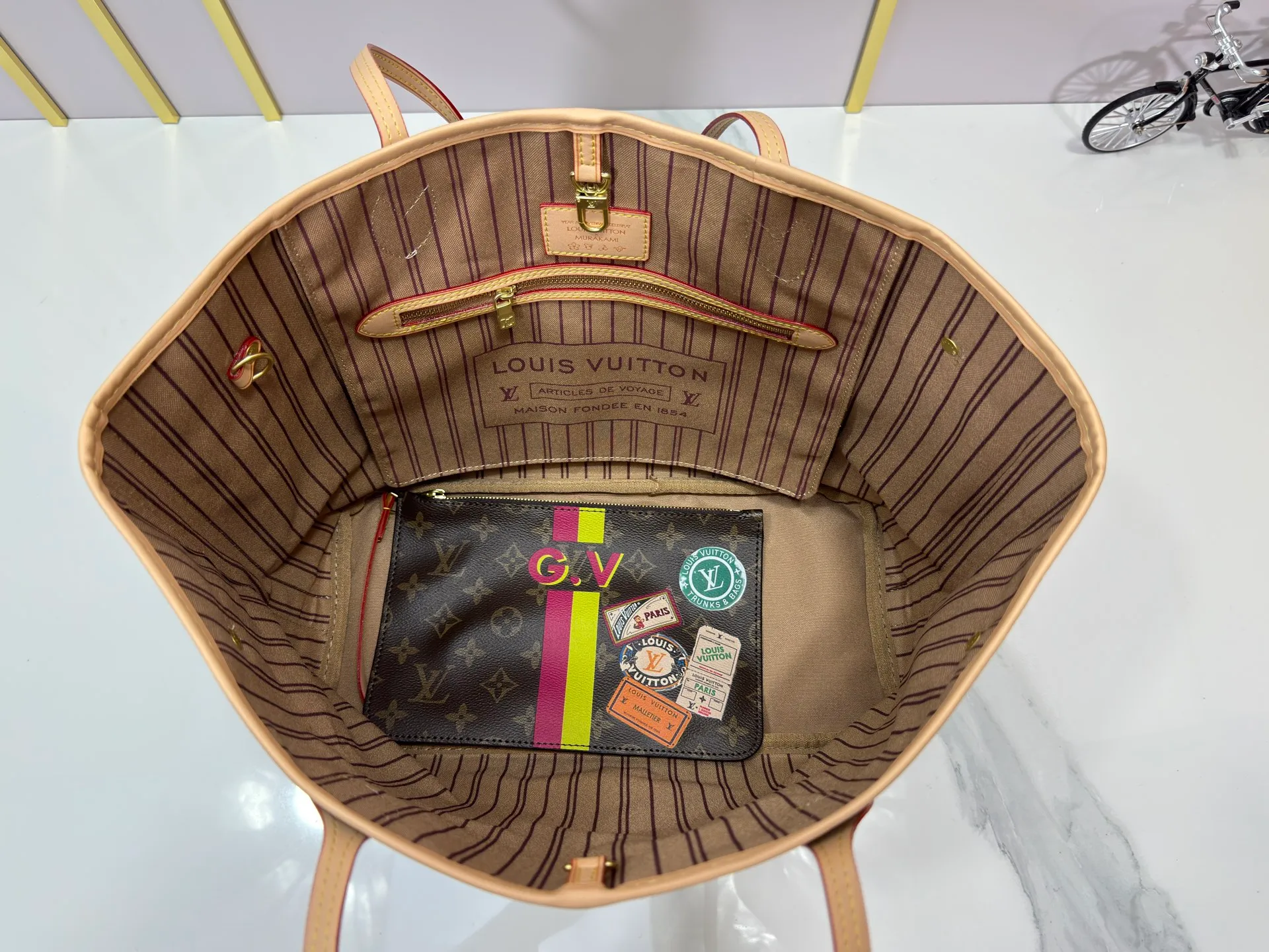 P260 Upgraded original M13758 M14210 M45686 M46649 M58907 M13675 M40995 This Neverfull medium handbag uses embossing and printing processes to depict the Monogram pattern on the cow leather. Tighten the side straps and the tote instantly transforms into an elegant urban handbag; the long handle makes it easy to carry over the shoulder or elbow. 31.0 x 28.0 x 14.0 cm (length x height x width)
