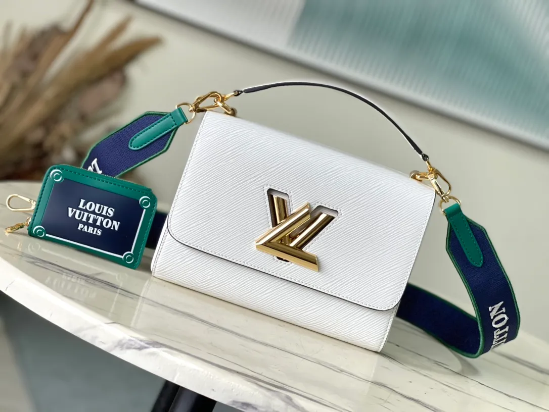 💰1160 (top layer leather) top original order M23514 This Twist medium handbag is made of cow leather with LV Twist twist lock. The leather decoration resembles a green Paris street sign. The detachable shoulder strap decorated with the Louis Vuitton Paris logo continues the same color scheme. The detachable leather handle adds a carrying method. Dimensions: 23 × 17 × 9.5 cm