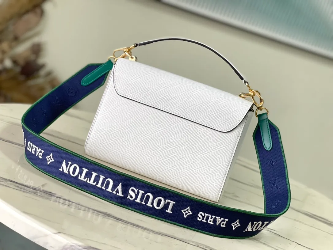💰1160 (top layer leather) top original order M23514 This Twist medium handbag is made of cow leather with LV Twist twist lock. The leather decoration resembles a green Paris street sign. The detachable shoulder strap decorated with the Louis Vuitton Paris logo continues the same color scheme. The detachable leather handle adds a carrying method. Dimensions: 23 × 17 × 9.5 cm