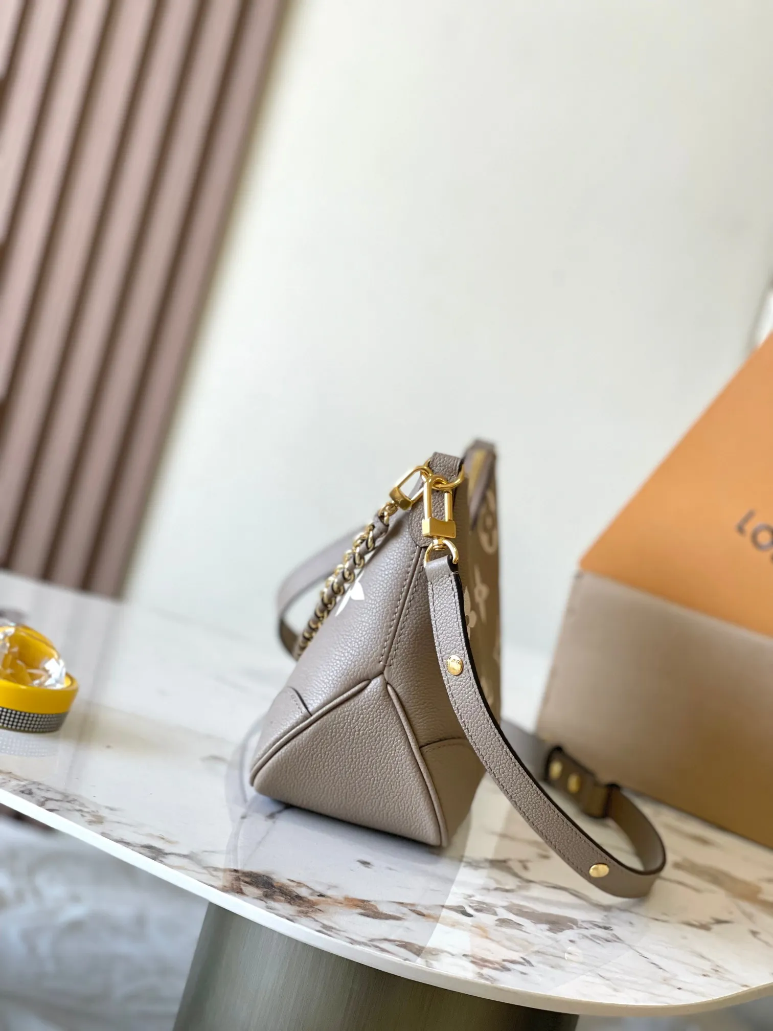 p2500 [Special grade MB chip version original leather] This Boulogne handbag uses Monogram Empreinte leather to reinterpret the classic design. Model: M13224 elephant gray dynamic chip version Material: A-grade all-steel hardware, imported original fabric Packaging: full set of original duty-free MB packaging Size: 29*16*9.5CM