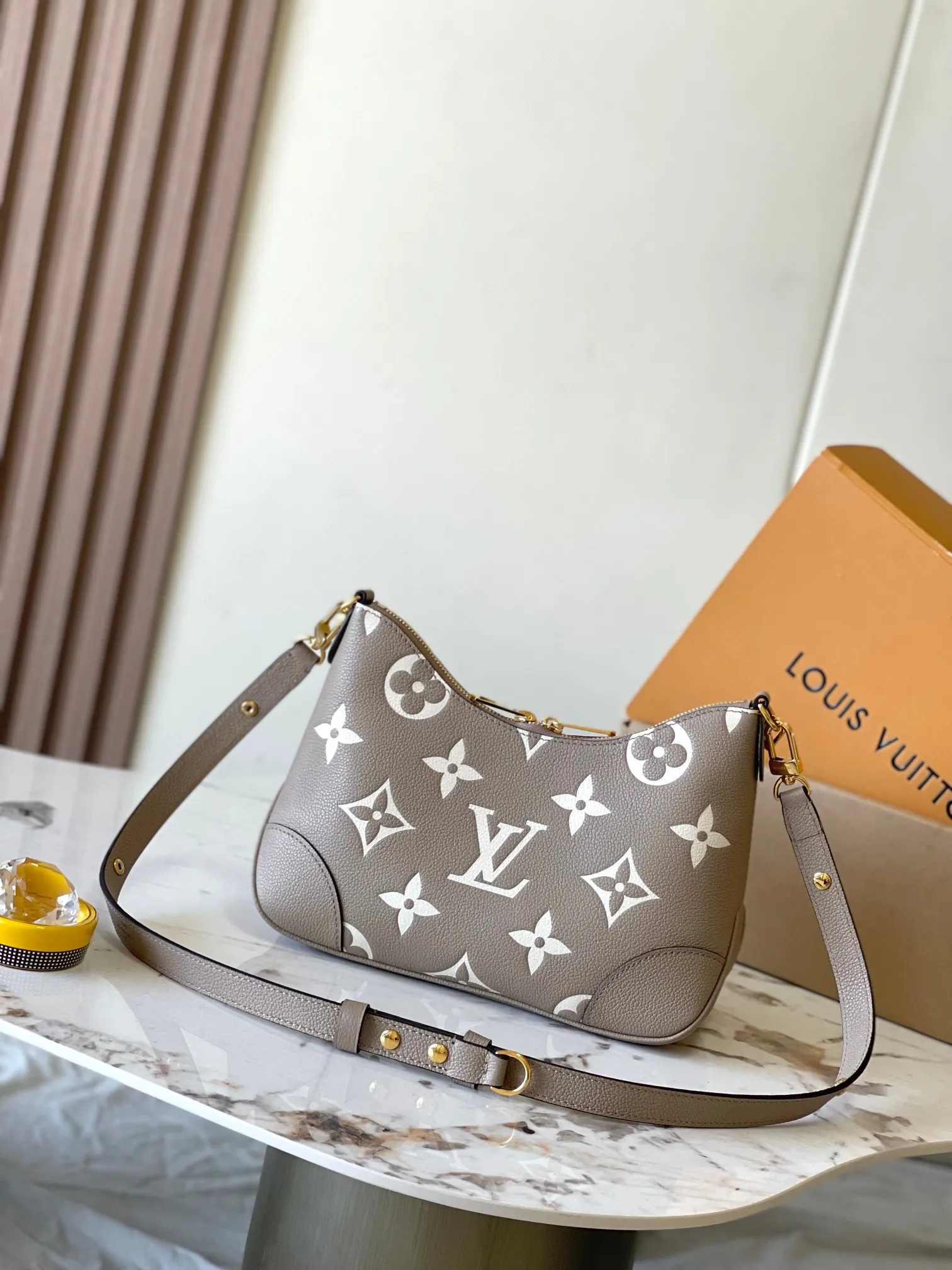 p2500 [Special grade MB chip version original leather] This Boulogne handbag uses Monogram Empreinte leather to reinterpret the classic design. Model: M13224 elephant gray dynamic chip version Material: A-grade all-steel hardware, imported original fabric Packaging: full set of original duty-free MB packaging Size: 29*16*9.5CM
