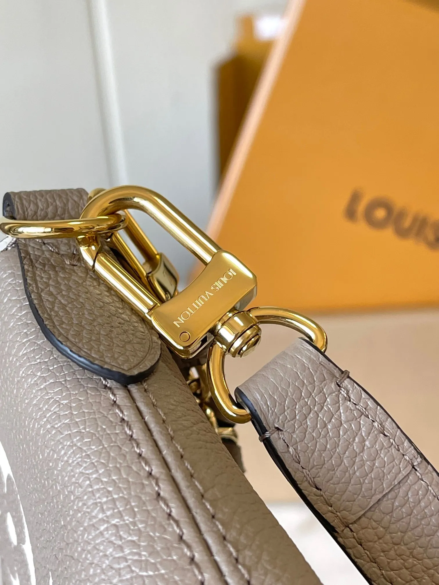 p2500 [Special grade MB chip version original leather] This Boulogne handbag uses Monogram Empreinte leather to reinterpret the classic design. Model: M13224 elephant gray dynamic chip version Material: A-grade all-steel hardware, imported original fabric Packaging: full set of original duty-free MB packaging Size: 29*16*9.5CM