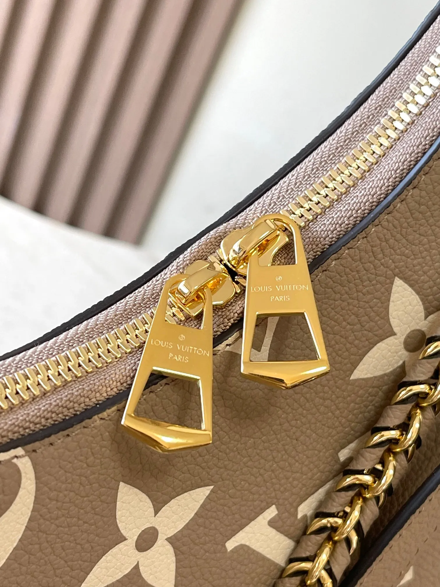 p2500 [Special grade MB chip version original leather] This Boulogne handbag uses Monogram Empreinte leather to reinterpret the classic design. Model: M13224 elephant gray dynamic chip version Material: A-grade all-steel hardware, imported original fabric Packaging: full set of original duty-free MB packaging Size: 29*16*9.5CM