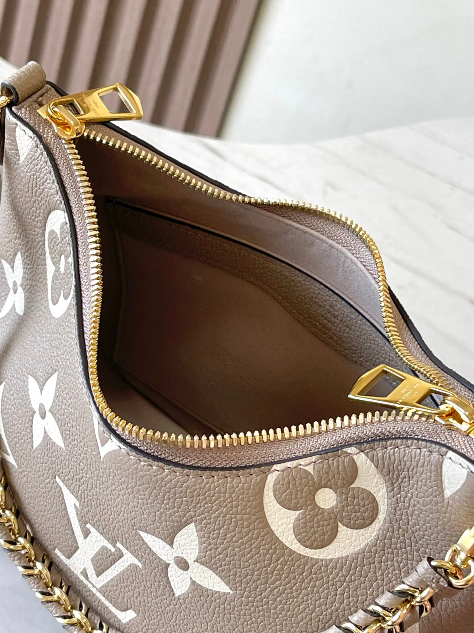 p2500 [Special grade MB chip version original leather] This Boulogne handbag uses Monogram Empreinte leather to reinterpret the classic design. Model: M13224 elephant gray dynamic chip version Material: A-grade all-steel hardware, imported original fabric Packaging: full set of original duty-free MB packaging Size: 29*16*9.5CM