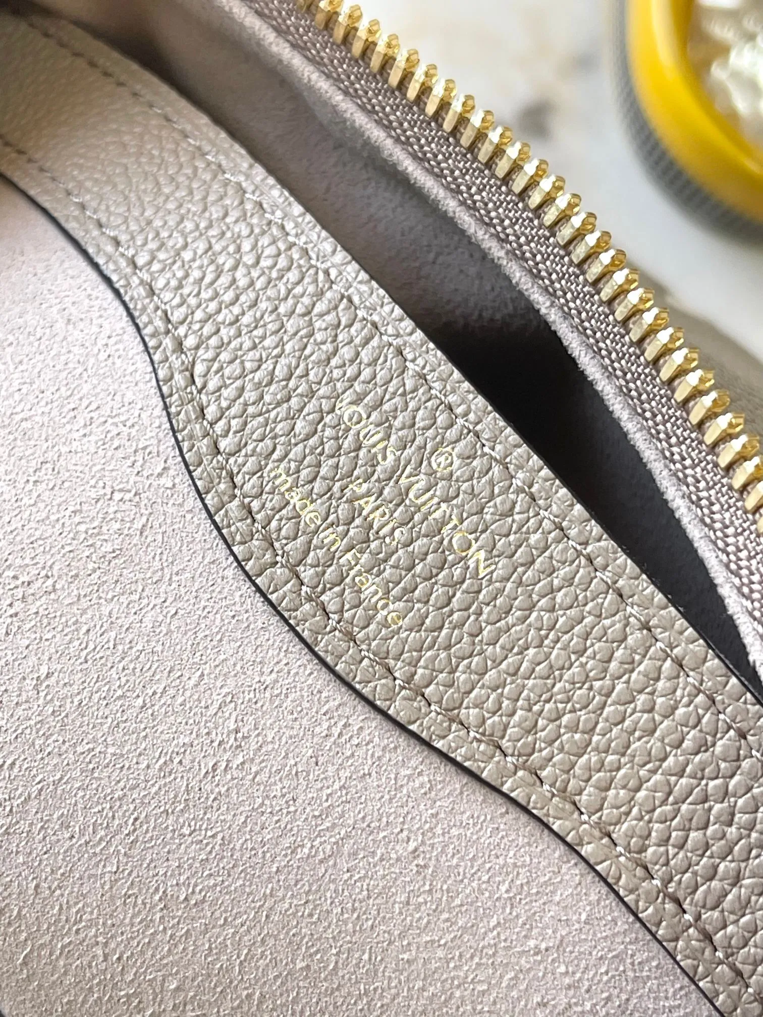 p2500 [Special grade MB chip version original leather] This Boulogne handbag uses Monogram Empreinte leather to reinterpret the classic design. Model: M13224 elephant gray dynamic chip version Material: A-grade all-steel hardware, imported original fabric Packaging: full set of original duty-free MB packaging Size: 29*16*9.5CM