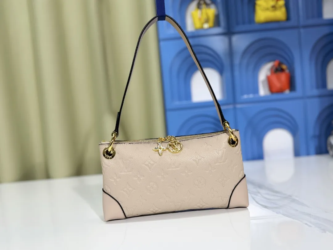 P200💰Upgraded from the original M12174, this Pochette Sèvres is part of the LV Ski Collection and is ready to shine in a “shiny” gun metal tone. It's crafted from signature Monogram Empreinte leather with pale gold hardware for an elegant contrast. The double zip closure features two pendants, one depicting an LV ring and the other displaying a crystal-embellished Monogram flower. Think of it as the perfect après-ski bag. Dimensions: 25 x 13 x 5 cm (length x height x width)