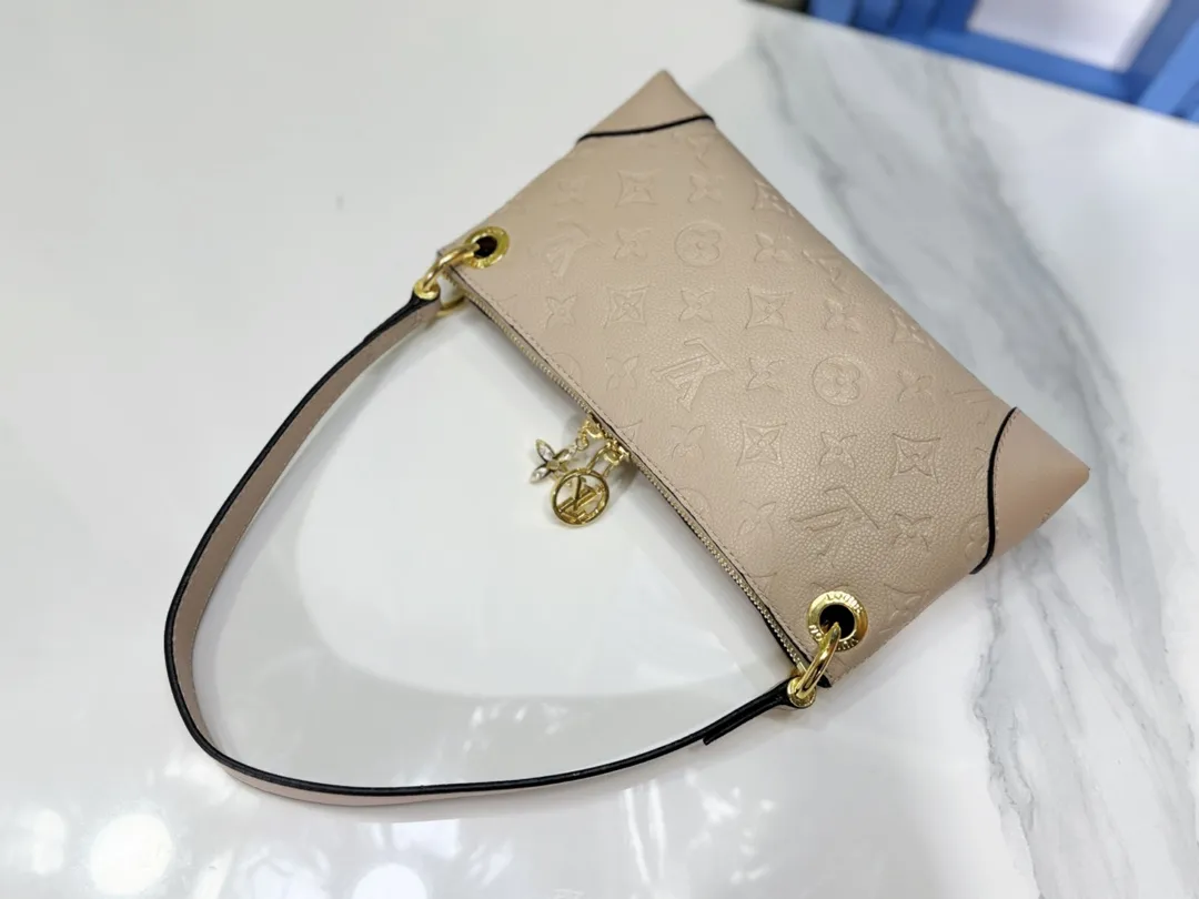 P200💰Upgraded from the original M12174, this Pochette Sèvres is part of the LV Ski Collection and is ready to shine in a “shiny” gun metal tone. It's crafted from signature Monogram Empreinte leather with pale gold hardware for an elegant contrast. The double zip closure features two pendants, one depicting an LV ring and the other displaying a crystal-embellished Monogram flower. Think of it as the perfect après-ski bag. Dimensions: 25 x 13 x 5 cm (length x height x width)