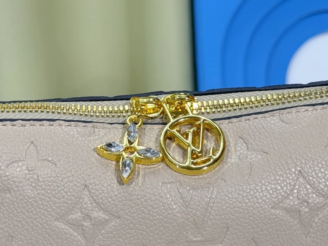 P200💰Upgraded from the original M12174, this Pochette Sèvres is part of the LV Ski Collection and is ready to shine in a “shiny” gun metal tone. It's crafted from signature Monogram Empreinte leather with pale gold hardware for an elegant contrast. The double zip closure features two pendants, one depicting an LV ring and the other displaying a crystal-embellished Monogram flower. Think of it as the perfect après-ski bag. Dimensions: 25 x 13 x 5 cm (length x height x width)