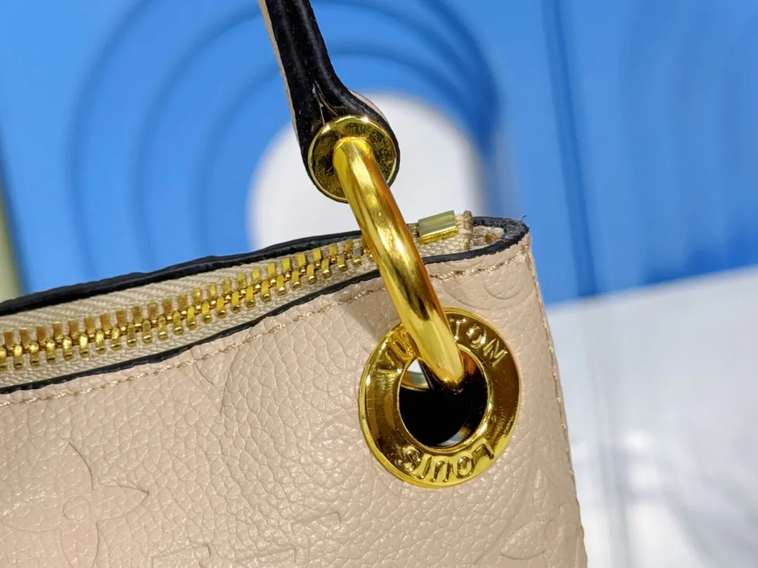 P200💰Upgraded from the original M12174, this Pochette Sèvres is part of the LV Ski Collection and is ready to shine in a “shiny” gun metal tone. It's crafted from signature Monogram Empreinte leather with pale gold hardware for an elegant contrast. The double zip closure features two pendants, one depicting an LV ring and the other displaying a crystal-embellished Monogram flower. Think of it as the perfect après-ski bag. Dimensions: 25 x 13 x 5 cm (length x height x width)