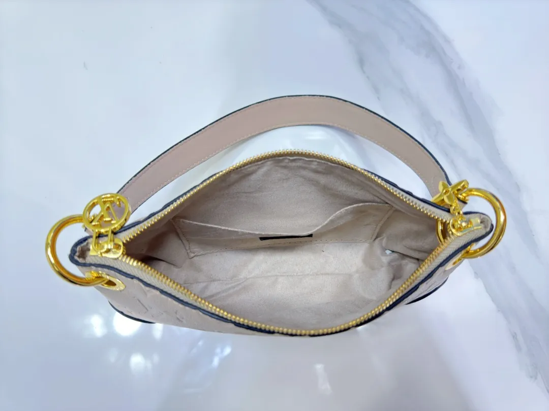 P200💰Upgraded from the original M12174, this Pochette Sèvres is part of the LV Ski Collection and is ready to shine in a “shiny” gun metal tone. It's crafted from signature Monogram Empreinte leather with pale gold hardware for an elegant contrast. The double zip closure features two pendants, one depicting an LV ring and the other displaying a crystal-embellished Monogram flower. Think of it as the perfect après-ski bag. Dimensions: 25 x 13 x 5 cm (length x height x width)