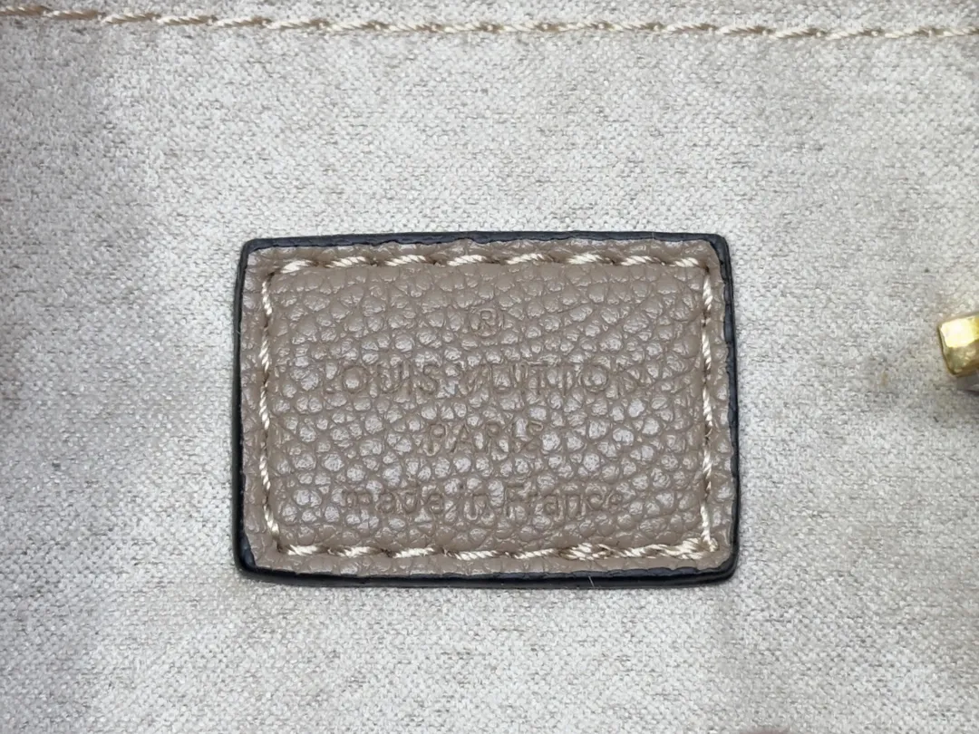 P200💰Upgraded from the original M12174, this Pochette Sèvres is part of the LV Ski Collection and is ready to shine in a “shiny” gun metal tone. It's crafted from signature Monogram Empreinte leather with pale gold hardware for an elegant contrast. The double zip closure features two pendants, one depicting an LV ring and the other displaying a crystal-embellished Monogram flower. Think of it as the perfect après-ski bag. Dimensions: 25 x 13 x 5 cm (length x height x width)
