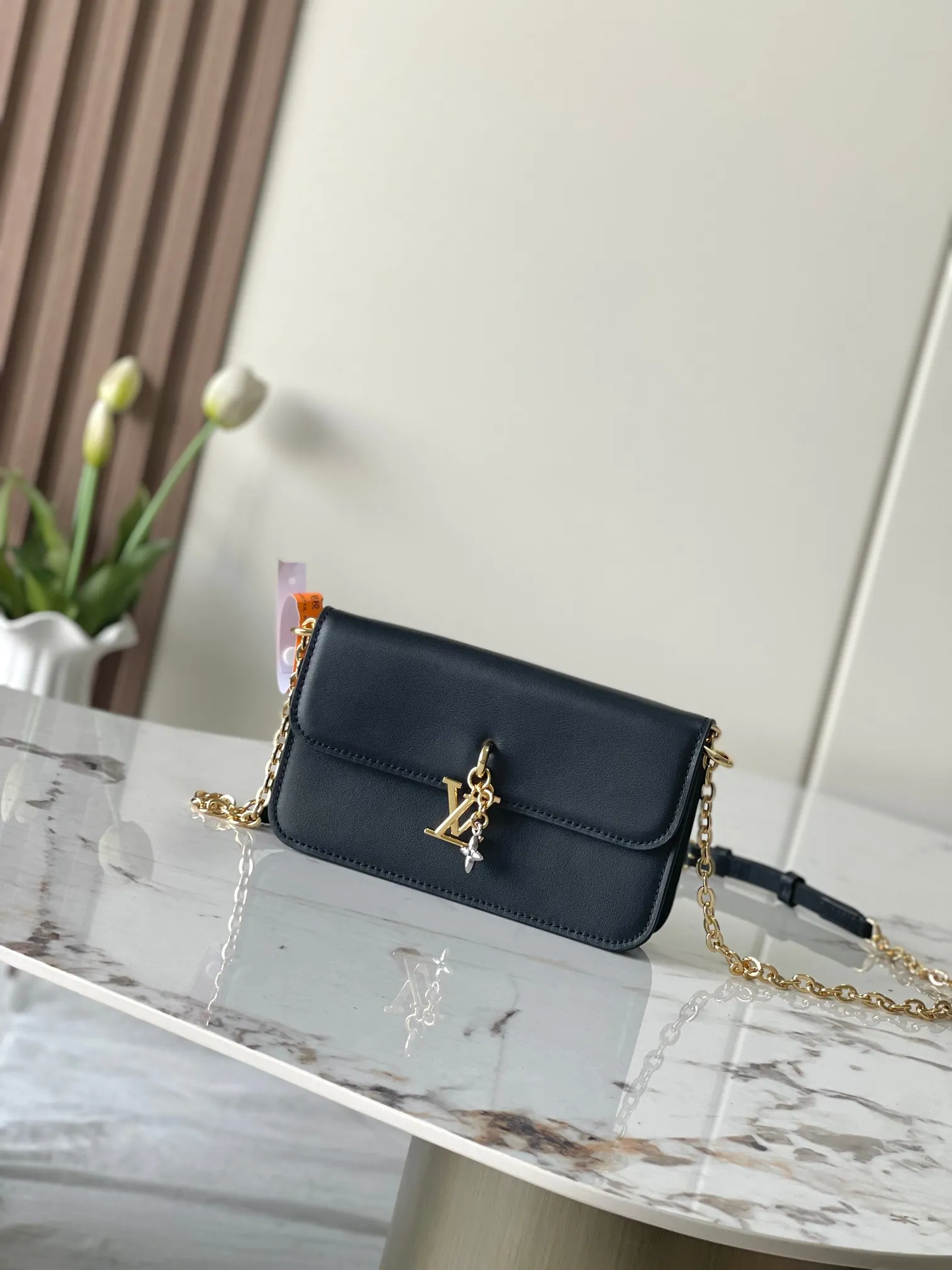 💰860 (top layer leather) top original single M14564 black M14547 blue M14581 apricot M14548 rose authentic development This Wallet On Chain handbag is from the Louis Vuitton LV Bloom series. It is cut from cow leather in a fashionable and practical configuration. It's decorated with embellishments inspired by the brand's iconic Monogram pattern. There's plenty of space to store a smartphone, and contrasting metal hardware adds an elegant touch. Dimensions: 11.5 x 4 x 20 cm (H x W x Length)