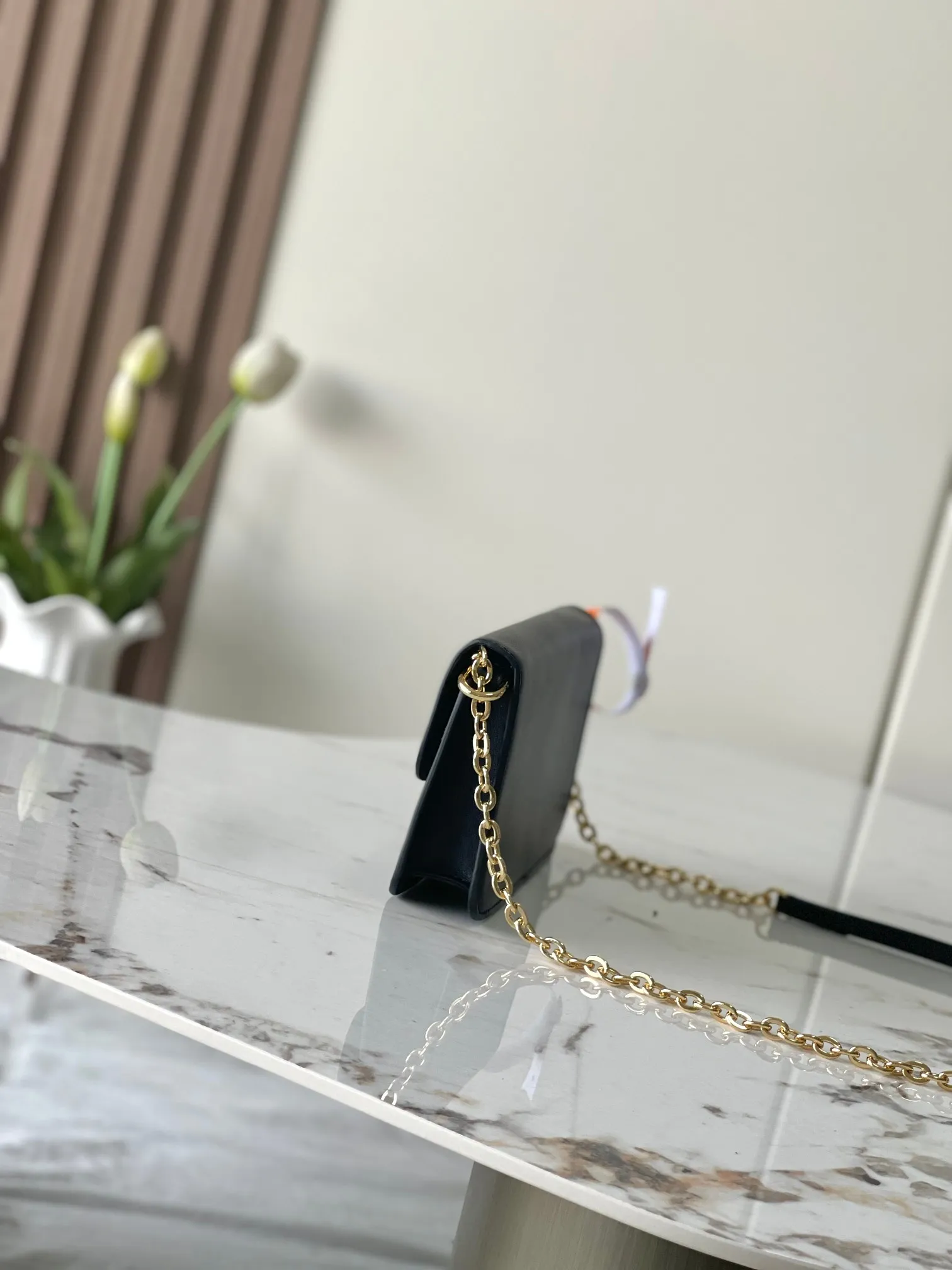 💰860 (top layer leather) top original single M14564 black M14547 blue M14581 apricot M14548 rose authentic development This Wallet On Chain handbag is from the Louis Vuitton LV Bloom series. It is cut from cow leather in a fashionable and practical configuration. It's decorated with embellishments inspired by the brand's iconic Monogram pattern. There's plenty of space to store a smartphone, and contrasting metal hardware adds an elegant touch. Dimensions: 11.5 x 4 x 20 cm (H x W x Length)