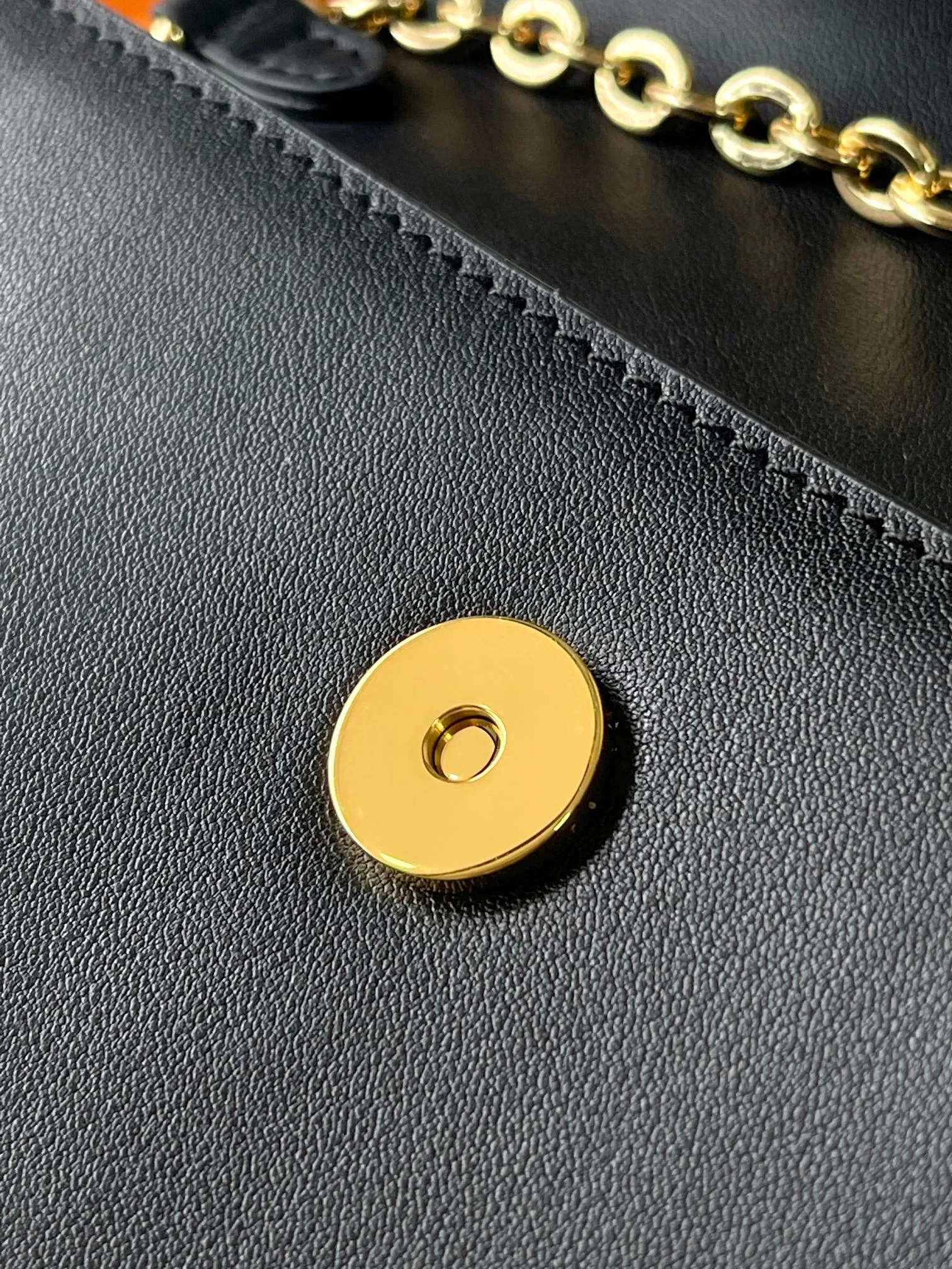 💰860 (top layer leather) top original single M14564 black M14547 blue M14581 apricot M14548 rose authentic development This Wallet On Chain handbag is from the Louis Vuitton LV Bloom series. It is cut from cow leather in a fashionable and practical configuration. It's decorated with embellishments inspired by the brand's iconic Monogram pattern. There's plenty of space to store a smartphone, and contrasting metal hardware adds an elegant touch. Dimensions: 11.5 x 4 x 20 cm (H x W x Length)