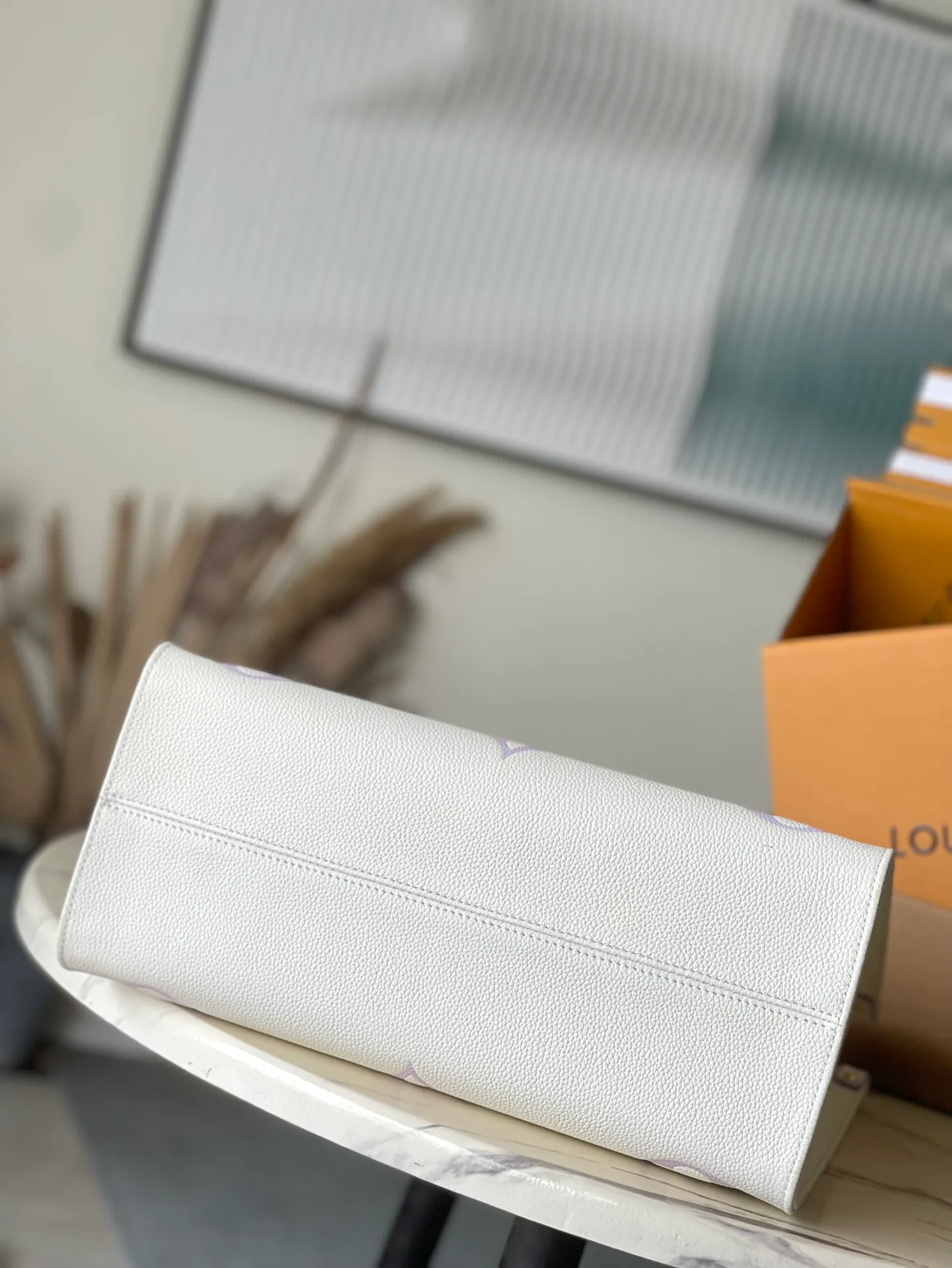 💰1120 (top layer leather) top original order M23937. Support counter inspection. Photos taken of duty-free goods are consistent with the product without unpacking. This product is an exclusive duty-free product in the market and is the highest-end product. Inspection is supported. This product has passed strict inspection and is flawless. Please wear gloves when touching the product. This product is not returnable or exchangeable. Please confirm the product first and then remove the label on the handle. This product is temporarily not open to the public, only regular customers, and is in short supply. Dimensions: 35 x 27 x 14 cm