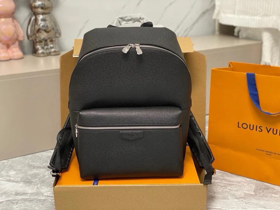 💰1040 (top layer leather) top original order】m33450 black full leather backpack series apollo backpack Inspired by college backpacks, this soft taiga leather apollo backpack brings an extremely comfortable carrying experience. The design style is low-key and elegant, ideal for fashionable men to carry daily items. size: 40*37*20cm.