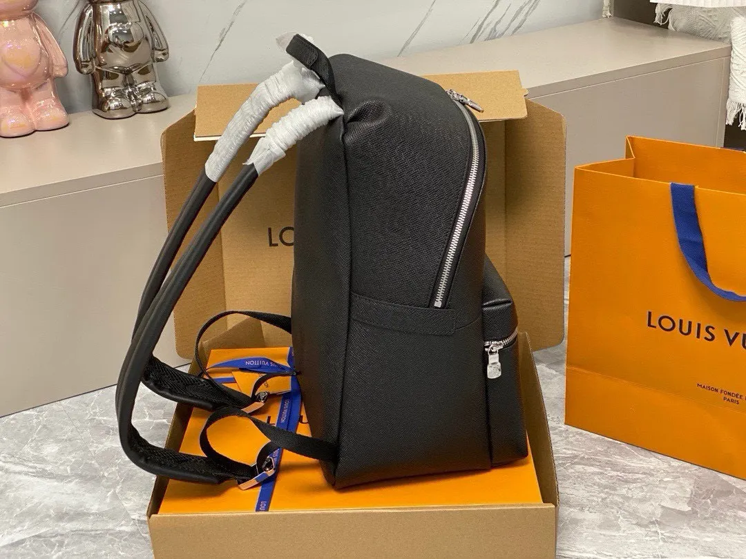 💰1040 (top layer leather) top original order】m33450 black full leather backpack series apollo backpack Inspired by college backpacks, this soft taiga leather apollo backpack brings an extremely comfortable carrying experience. The design style is low-key and elegant, ideal for fashionable men to carry daily items. size: 40*37*20cm.