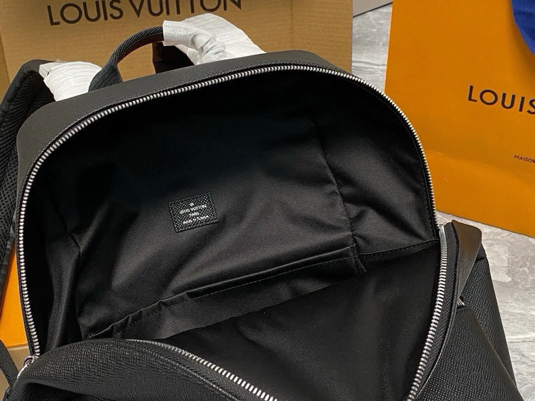 💰1040 (top layer leather) top original order】m33450 black full leather backpack series apollo backpack Inspired by college backpacks, this soft taiga leather apollo backpack brings an extremely comfortable carrying experience. The design style is low-key and elegant, ideal for fashionable men to carry daily items. size: 40*37*20cm.