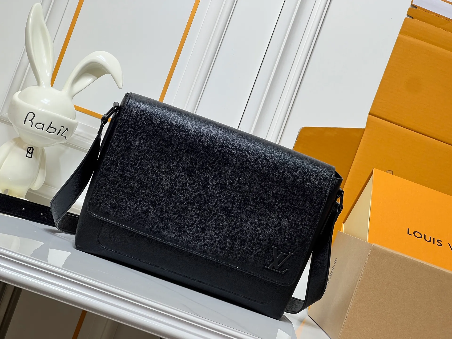 💰280💰Upgraded original LV shoulder M15268 M15267 This Speed ​​messenger bag is made of soft waxed cow leather. It has a generous configuration with padded compartments and internal patch pockets, which can easily accommodate notebooks and tablets. The rear zippered outer pocket is convenient for storing keys, wallets and other daily necessities. Dimensions: 33 x 29 x 12 (cm) ((length x height x width)
