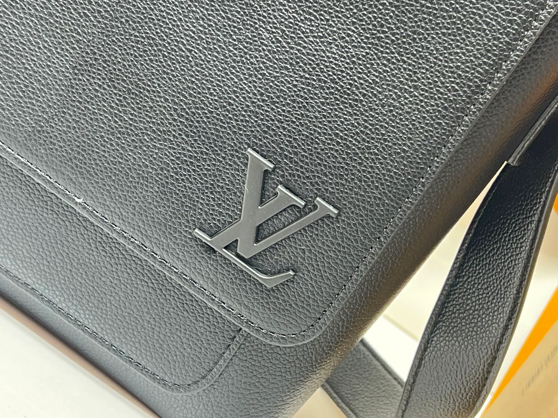 💰280💰Upgraded original LV shoulder M15268 M15267 This Speed ​​messenger bag is made of soft waxed cow leather. It has a generous configuration with padded compartments and internal patch pockets, which can easily accommodate notebooks and tablets. The rear zippered outer pocket is convenient for storing keys, wallets and other daily necessities. Dimensions: 33 x 29 x 12 (cm) ((length x height x width)