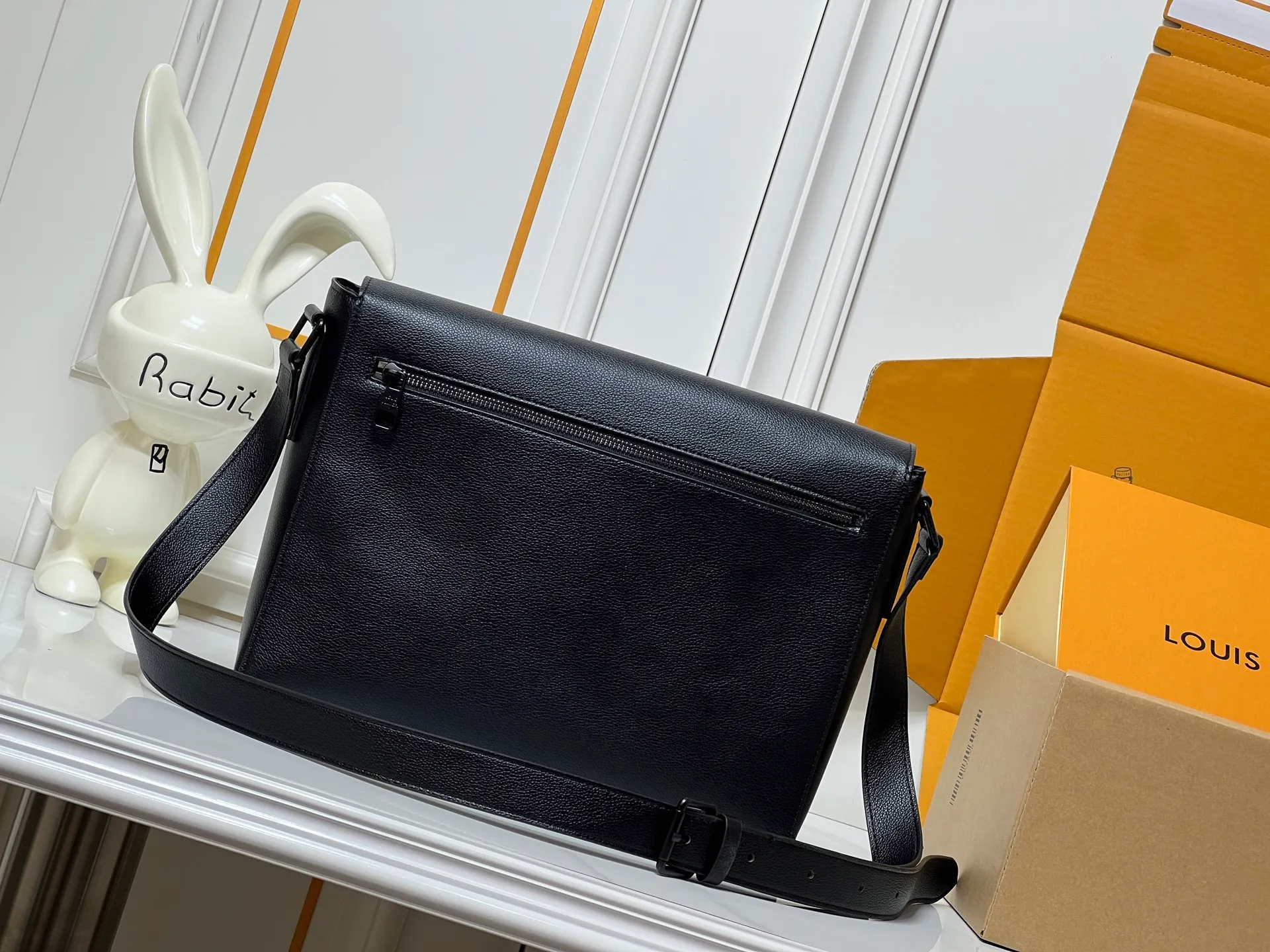 💰280💰Upgraded original LV shoulder M15268 M15267 This Speed ​​messenger bag is made of soft waxed cow leather. It has a generous configuration with padded compartments and internal patch pockets, which can easily accommodate notebooks and tablets. The rear zippered outer pocket is convenient for storing keys, wallets and other daily necessities. Dimensions: 33 x 29 x 12 (cm) ((length x height x width)