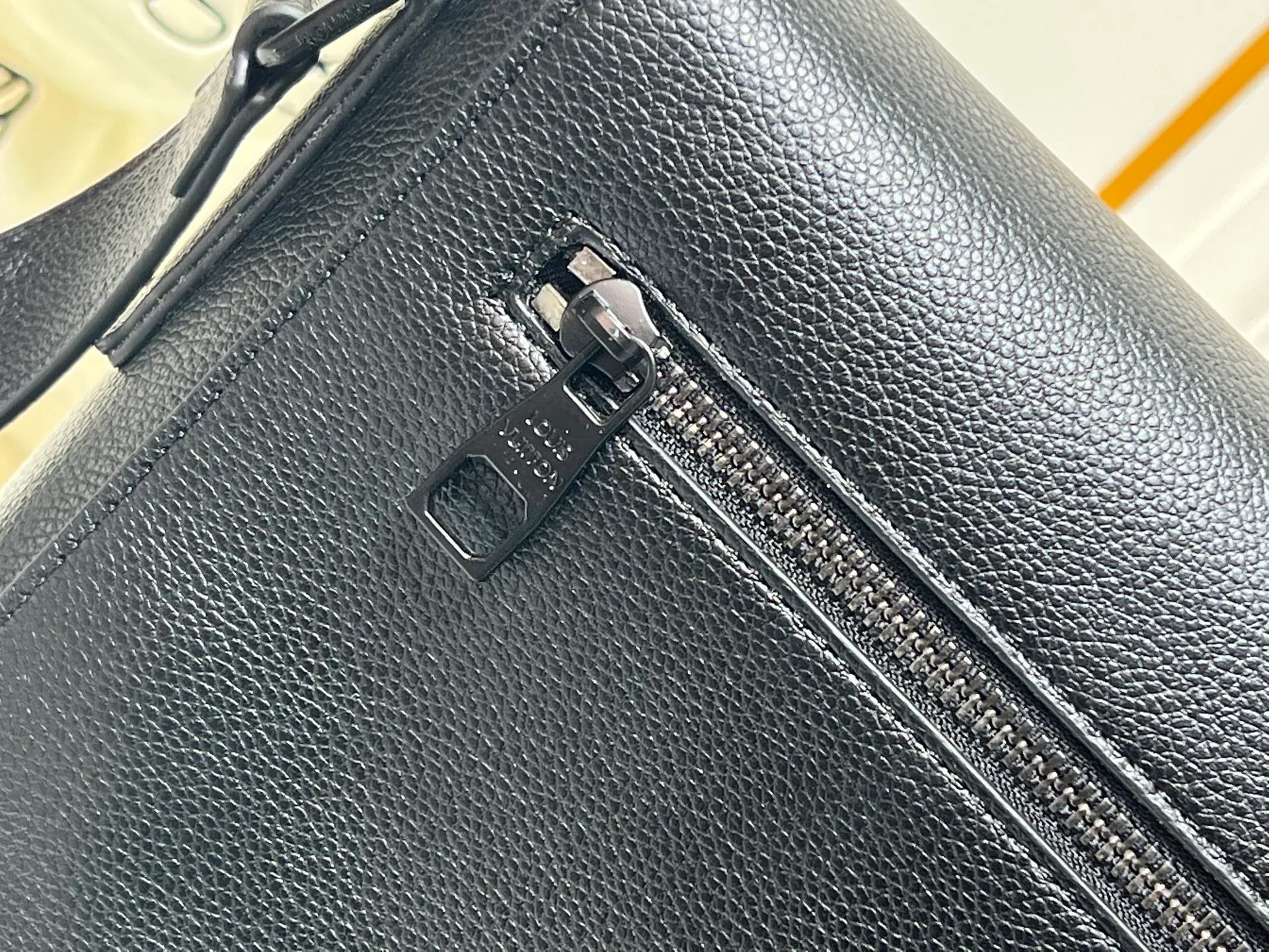 💰280💰Upgraded original LV shoulder M15268 M15267 This Speed ​​messenger bag is made of soft waxed cow leather. It has a generous configuration with padded compartments and internal patch pockets, which can easily accommodate notebooks and tablets. The rear zippered outer pocket is convenient for storing keys, wallets and other daily necessities. Dimensions: 33 x 29 x 12 (cm) ((length x height x width)