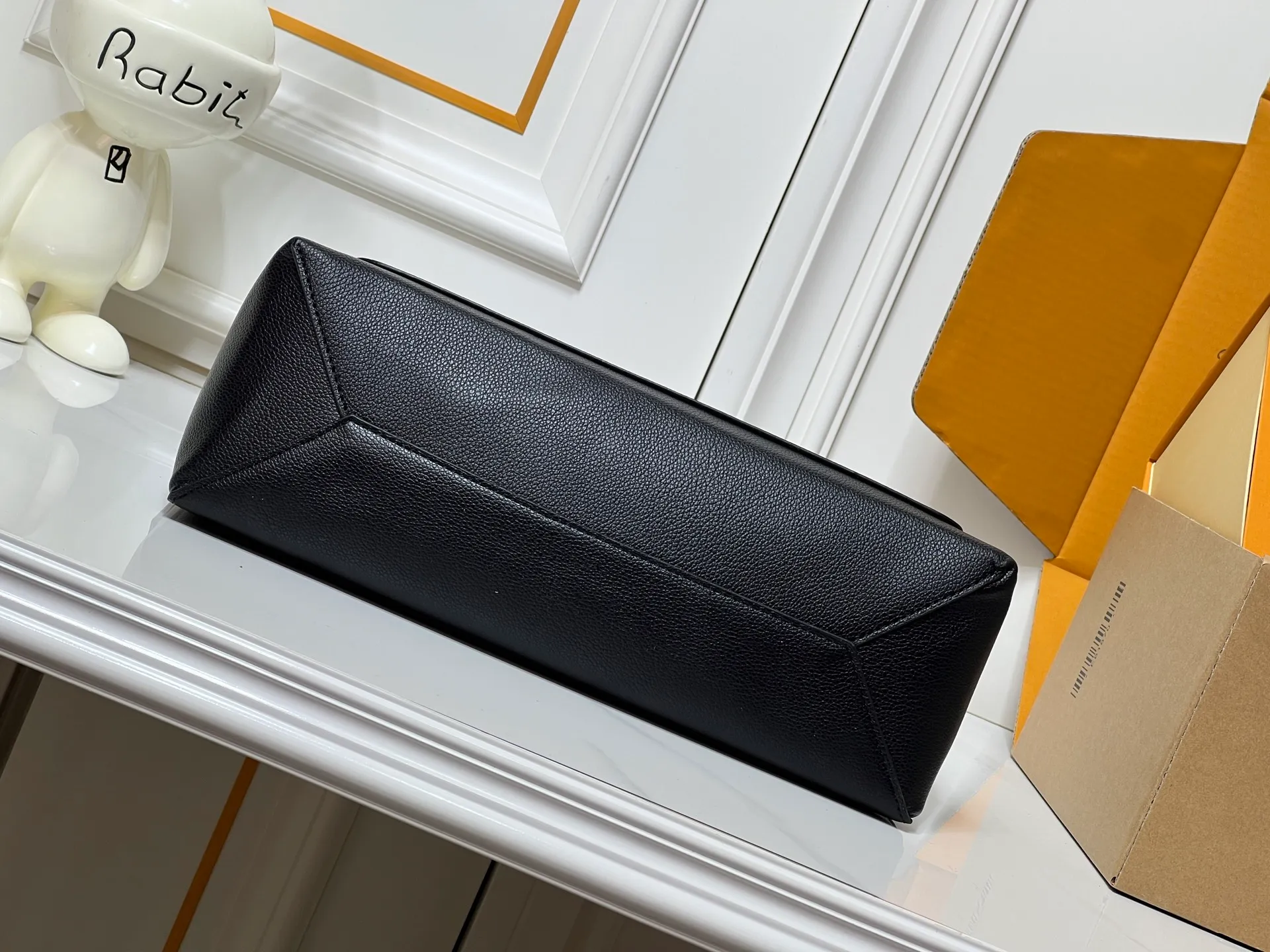 💰280💰Upgraded original LV shoulder M15268 M15267 This Speed ​​messenger bag is made of soft waxed cow leather. It has a generous configuration with padded compartments and internal patch pockets, which can easily accommodate notebooks and tablets. The rear zippered outer pocket is convenient for storing keys, wallets and other daily necessities. Dimensions: 33 x 29 x 12 (cm) ((length x height x width)