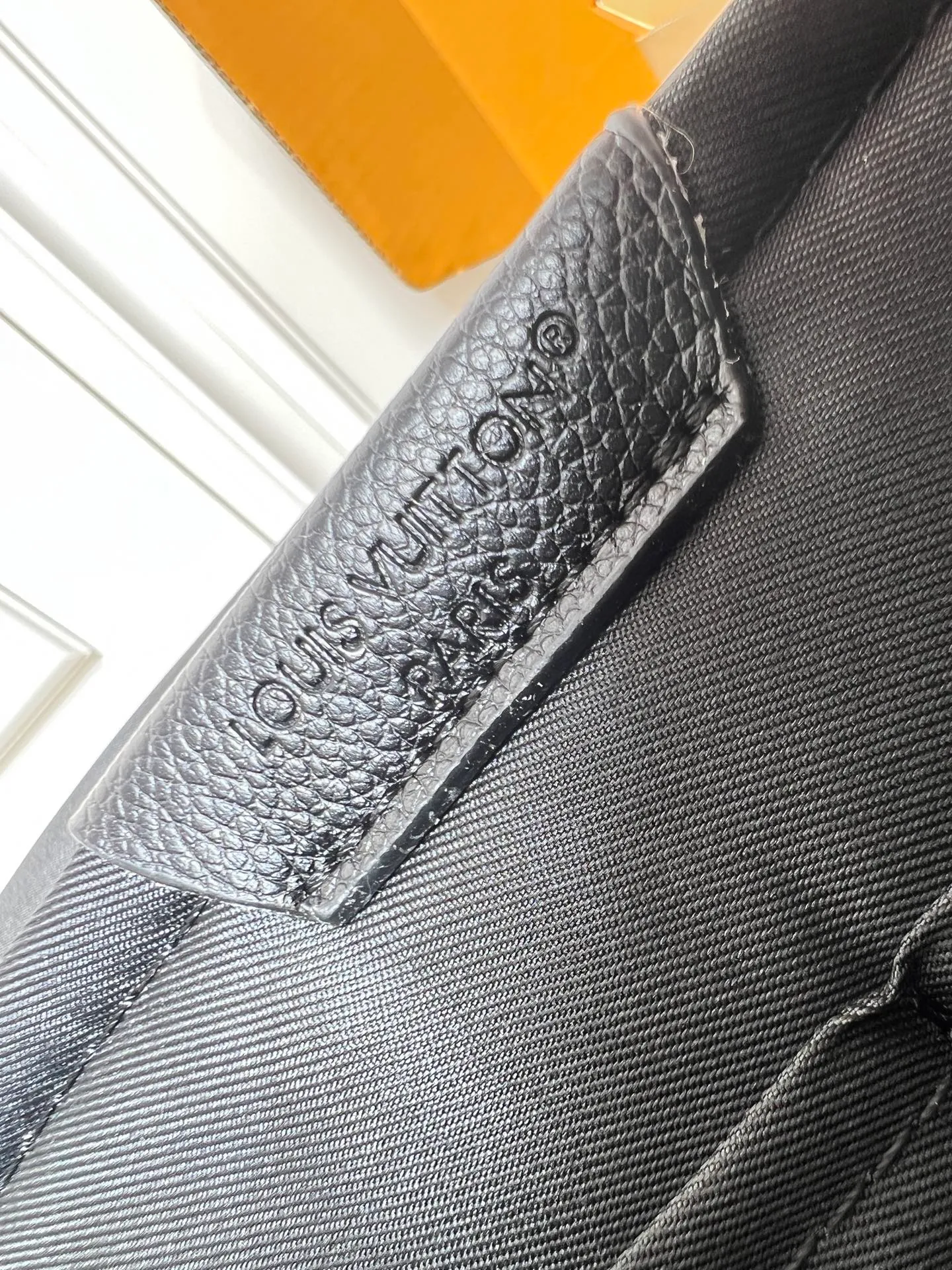 💰280💰Upgraded original LV shoulder M15268 M15267 This Speed ​​messenger bag is made of soft waxed cow leather. It has a generous configuration with padded compartments and internal patch pockets, which can easily accommodate notebooks and tablets. The rear zippered outer pocket is convenient for storing keys, wallets and other daily necessities. Dimensions: 33 x 29 x 12 (cm) ((length x height x width)