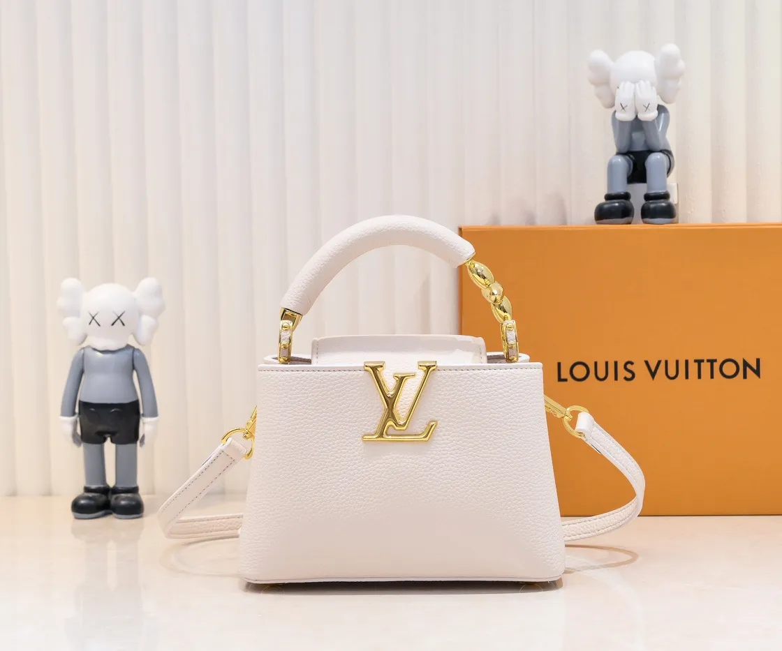 Upgraded version P440 M23943 This Capucines mini handbag incorporates exquisite Monogram flowers into the handle, and uses delicate brushstrokes to present the three-dimensional look of the LV logo, injecting dazzling luster into the soft design. Full-grain Taurillon leather has a compact shape that can hold a smartphone, short wallet and other small essentials. Detailed features 21 x 14 x 8 cm (length x height x width)