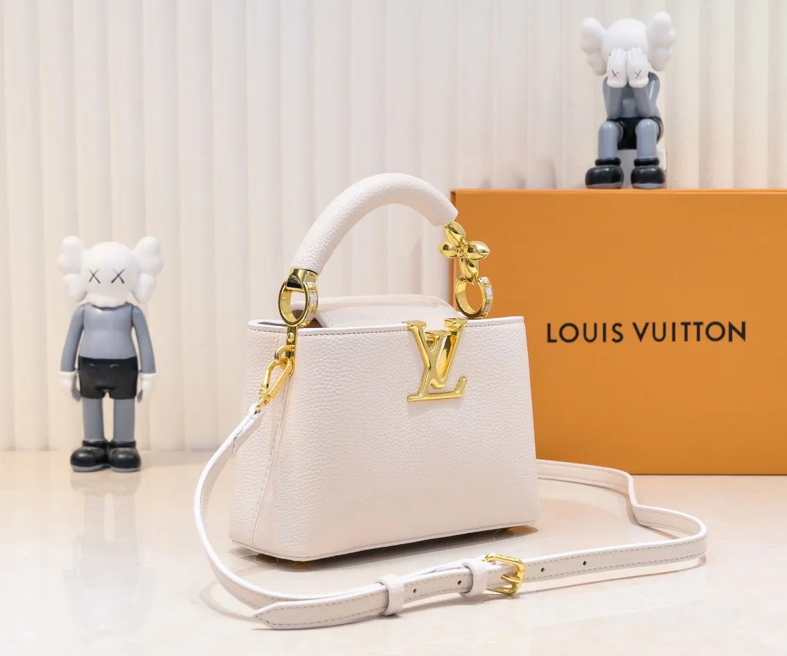 Upgraded version P440 M23943 This Capucines mini handbag incorporates exquisite Monogram flowers into the handle, and uses delicate brushstrokes to present the three-dimensional look of the LV logo, injecting dazzling luster into the soft design. Full-grain Taurillon leather has a compact shape that can hold a smartphone, short wallet and other small essentials. Detailed features 21 x 14 x 8 cm (length x height x width)