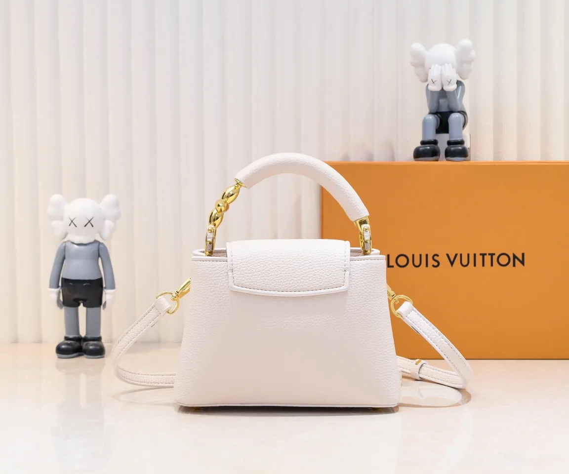 Upgraded version P440 M23943 This Capucines mini handbag incorporates exquisite Monogram flowers into the handle, and uses delicate brushstrokes to present the three-dimensional look of the LV logo, injecting dazzling luster into the soft design. Full-grain Taurillon leather has a compact shape that can hold a smartphone, short wallet and other small essentials. Detailed features 21 x 14 x 8 cm (length x height x width)