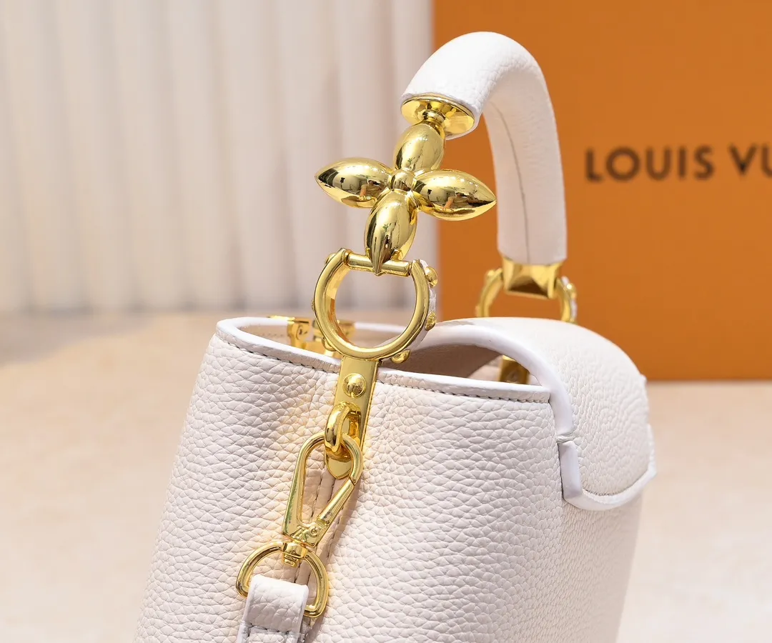 Upgraded version P440 M23943 This Capucines mini handbag incorporates exquisite Monogram flowers into the handle, and uses delicate brushstrokes to present the three-dimensional look of the LV logo, injecting dazzling luster into the soft design. Full-grain Taurillon leather has a compact shape that can hold a smartphone, short wallet and other small essentials. Detailed features 21 x 14 x 8 cm (length x height x width)