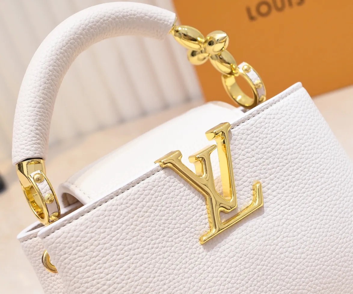 Upgraded version P440 M23943 This Capucines mini handbag incorporates exquisite Monogram flowers into the handle, and uses delicate brushstrokes to present the three-dimensional look of the LV logo, injecting dazzling luster into the soft design. Full-grain Taurillon leather has a compact shape that can hold a smartphone, short wallet and other small essentials. Detailed features 21 x 14 x 8 cm (length x height x width)