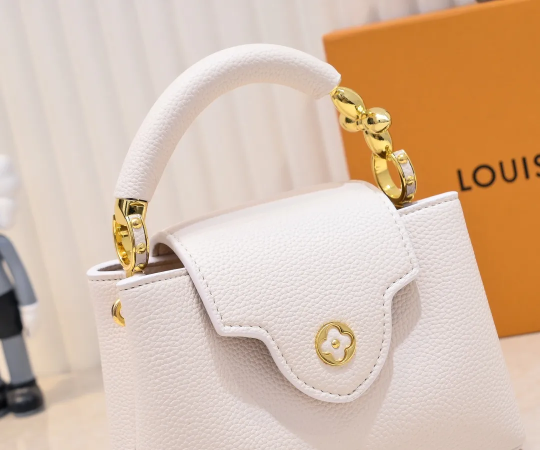 Upgraded version P440 M23943 This Capucines mini handbag incorporates exquisite Monogram flowers into the handle, and uses delicate brushstrokes to present the three-dimensional look of the LV logo, injecting dazzling luster into the soft design. Full-grain Taurillon leather has a compact shape that can hold a smartphone, short wallet and other small essentials. Detailed features 21 x 14 x 8 cm (length x height x width)