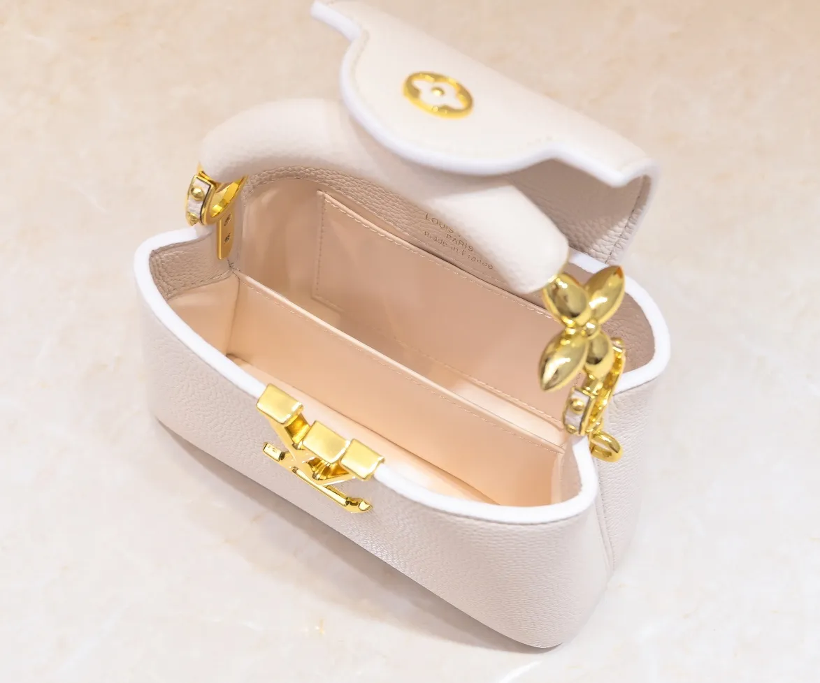 Upgraded version P440 M23943 This Capucines mini handbag incorporates exquisite Monogram flowers into the handle, and uses delicate brushstrokes to present the three-dimensional look of the LV logo, injecting dazzling luster into the soft design. Full-grain Taurillon leather has a compact shape that can hold a smartphone, short wallet and other small essentials. Detailed features 21 x 14 x 8 cm (length x height x width)